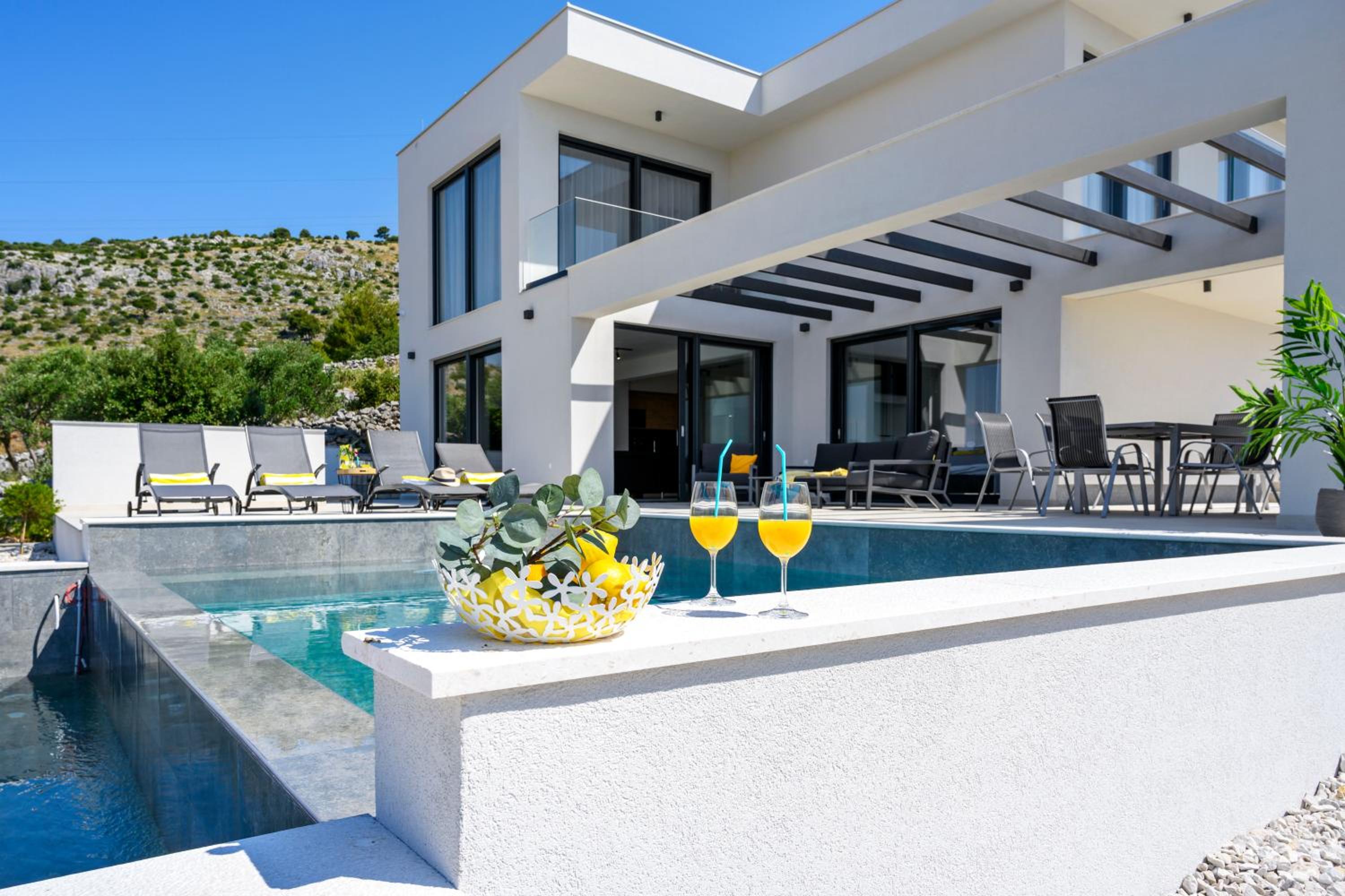 Villa photo 2