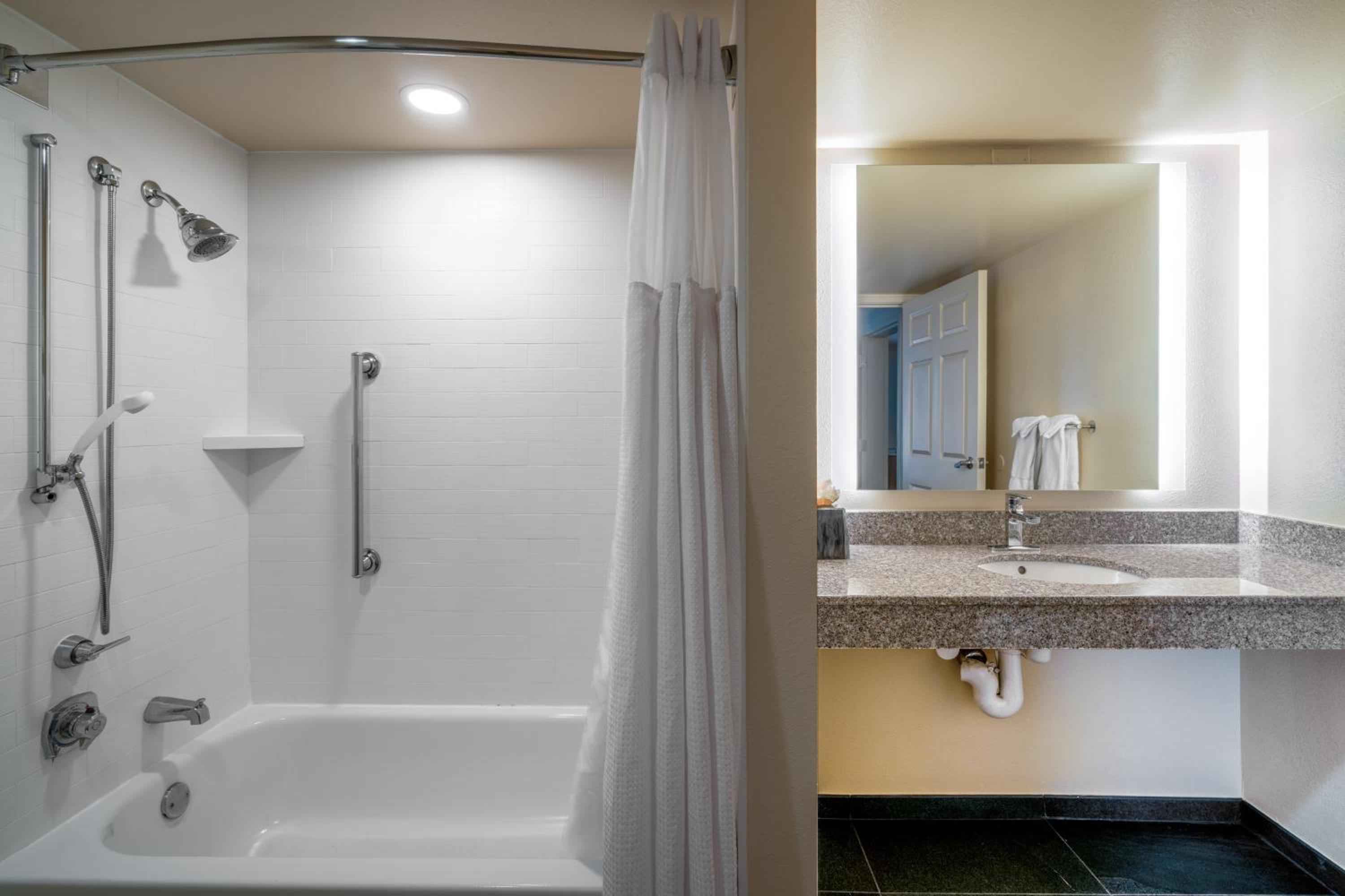 One-Bedroom King Suite with Communications Accessible Tub - Photo 7
