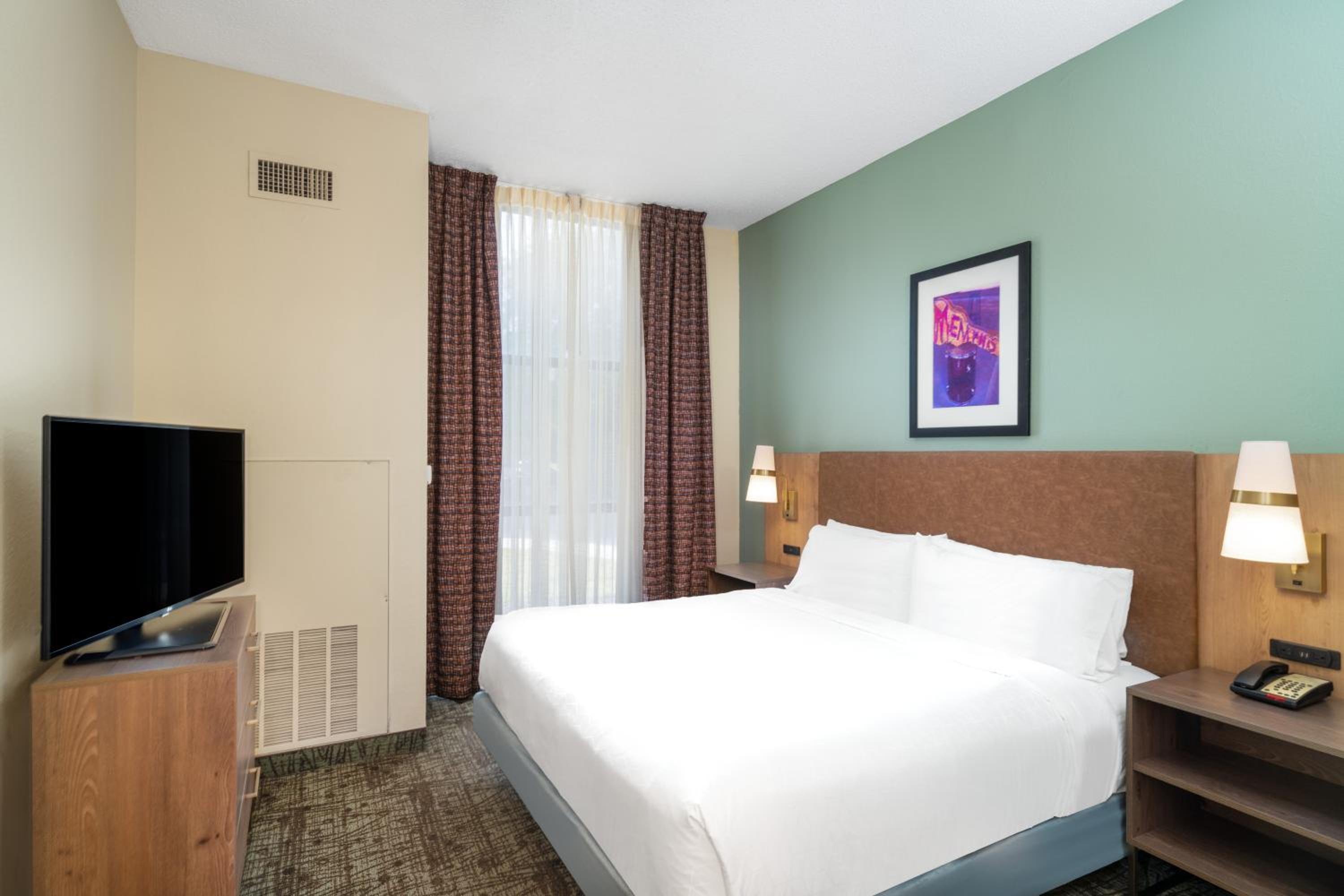 One-Bedroom King Suite with Communications Accessible Roll-In Shower - Photo 9