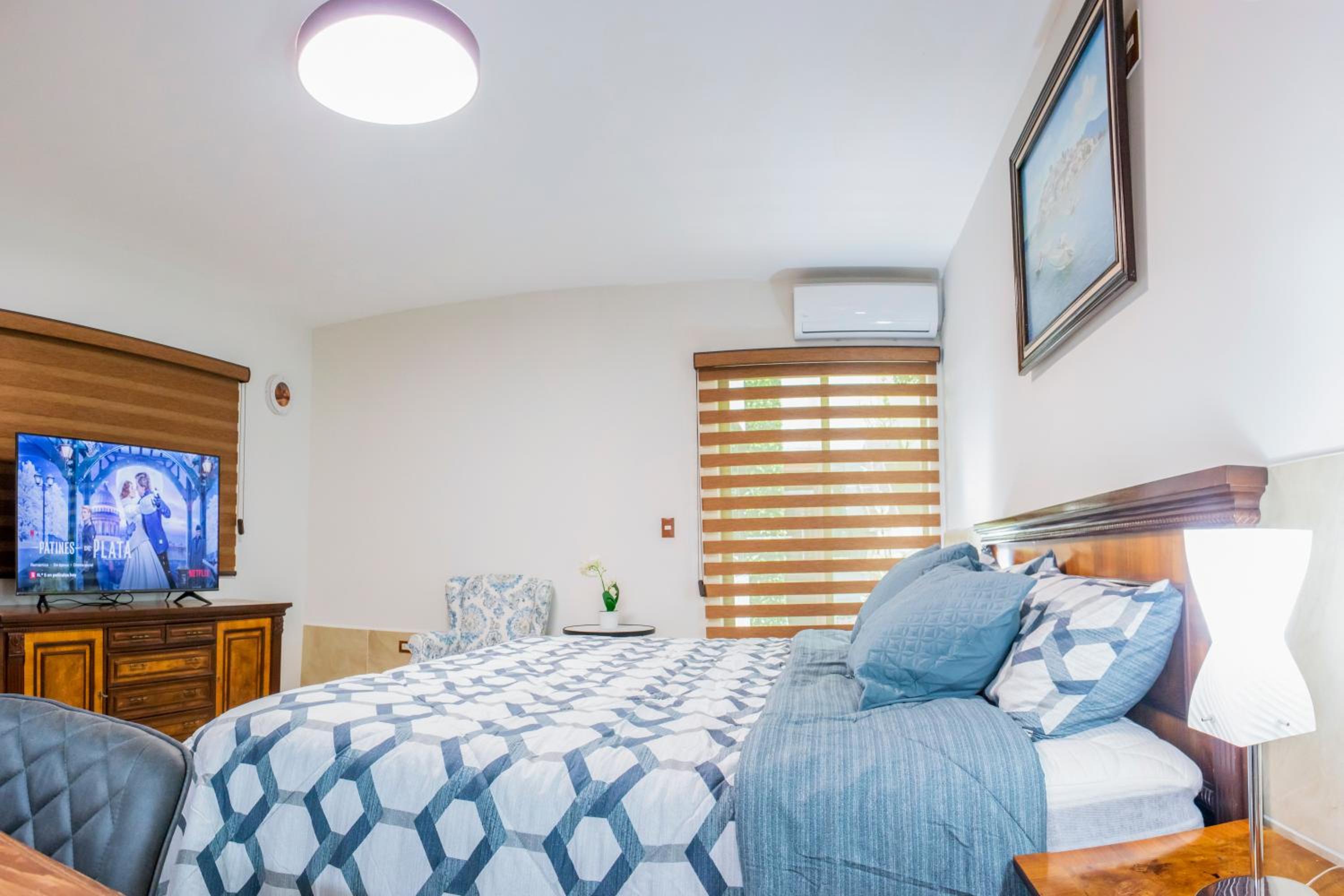 Deluxe King Room - Photo 2