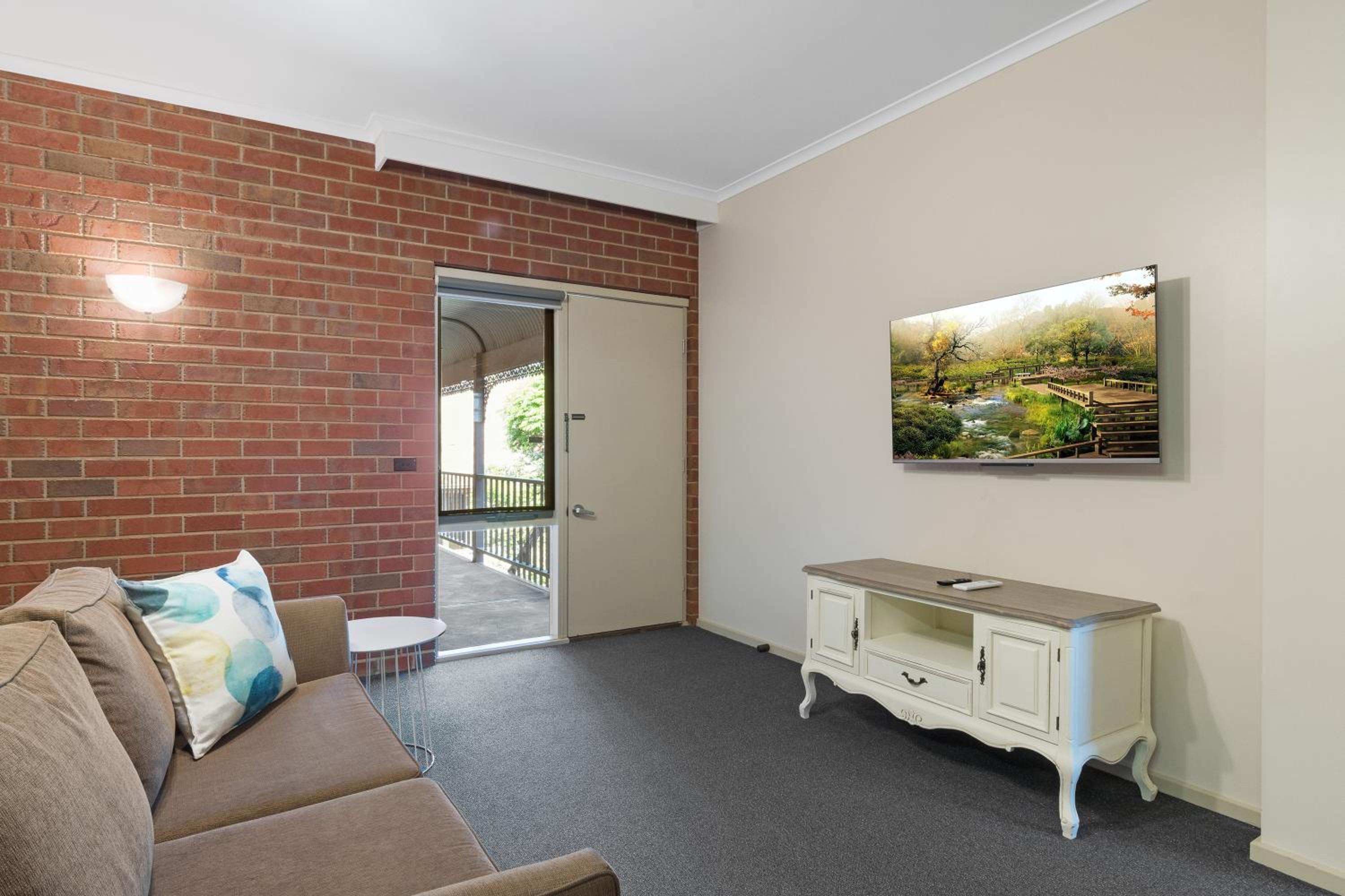 One-Bedroom Apartment photo 3