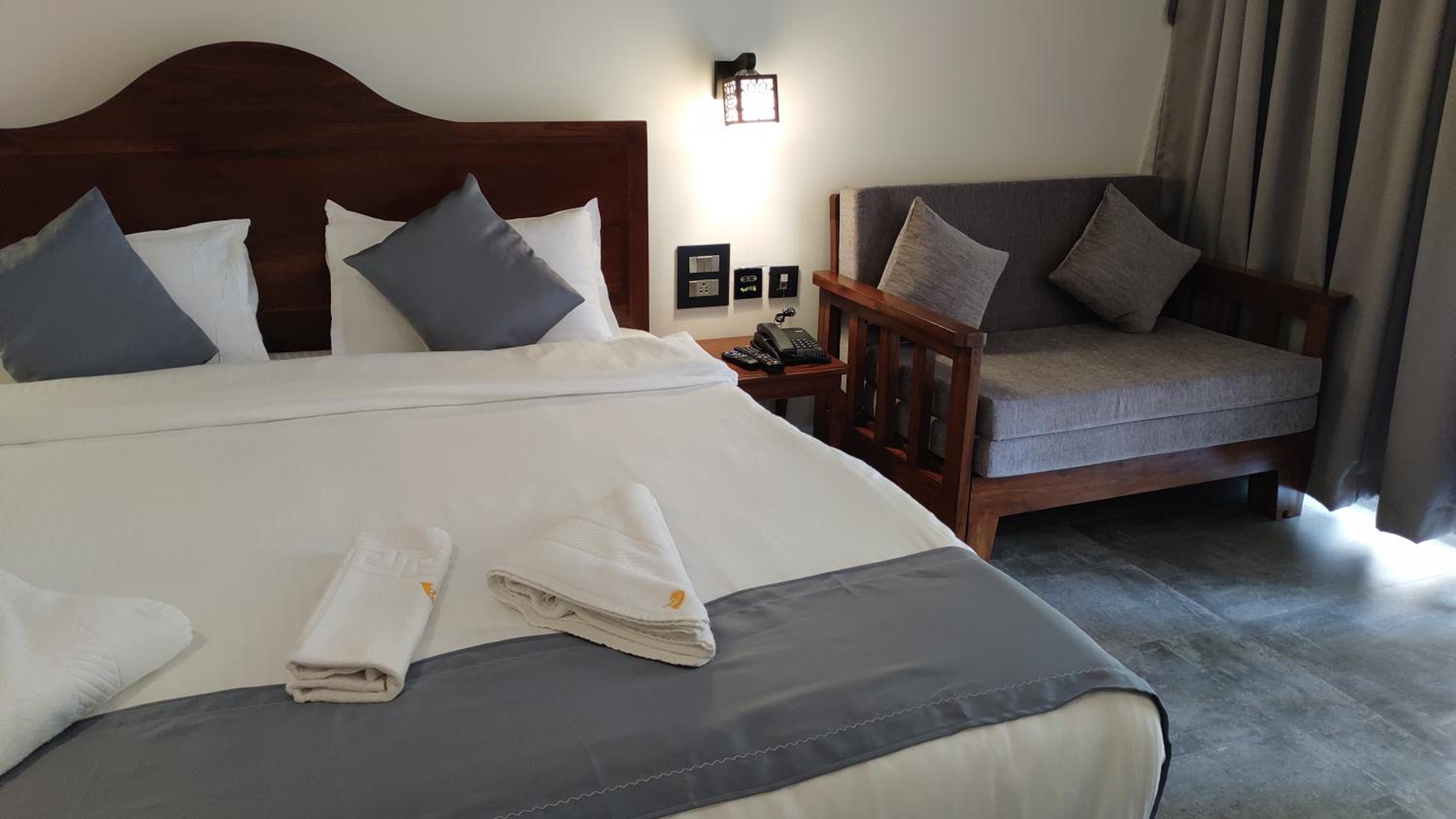 Luxury Room with Garden View - Photo 11