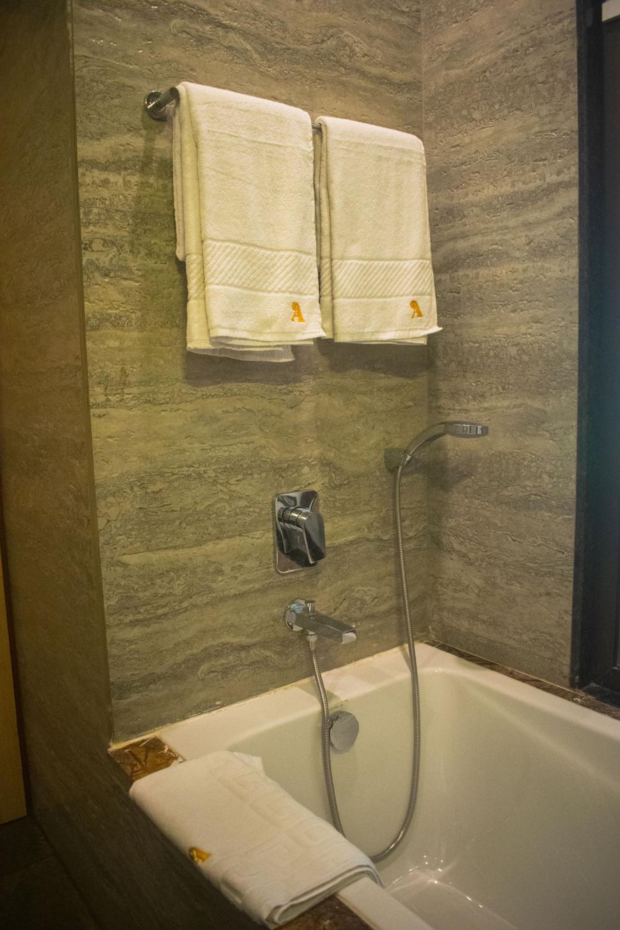 Luxury Room with Garden View - Photo 10