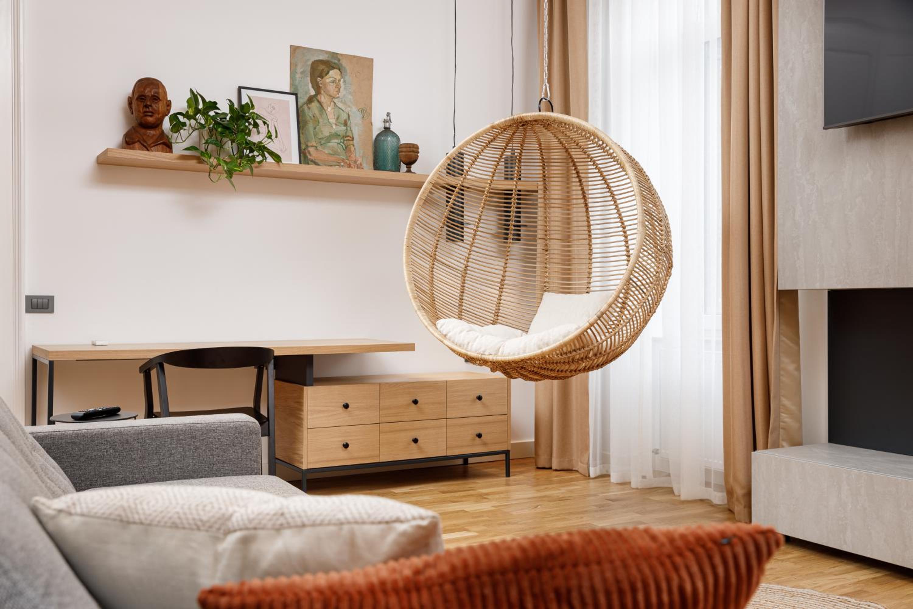 Deluxe Apartment with Hanging Chair - Photo 20