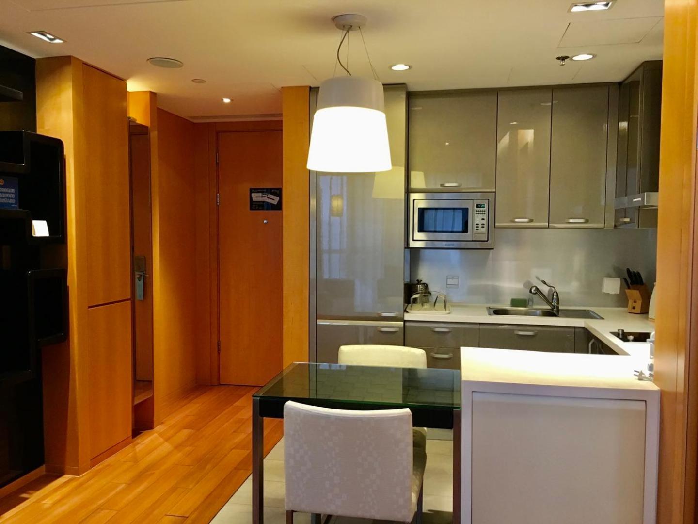 Executive One-Bedroom Apartment - Photo 4