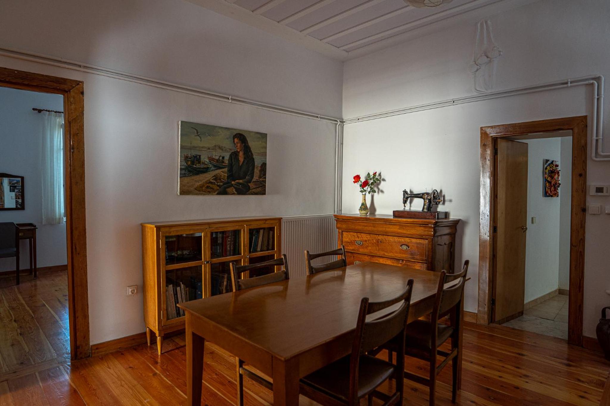 Deluxe Apartment with Private Yard photo 2