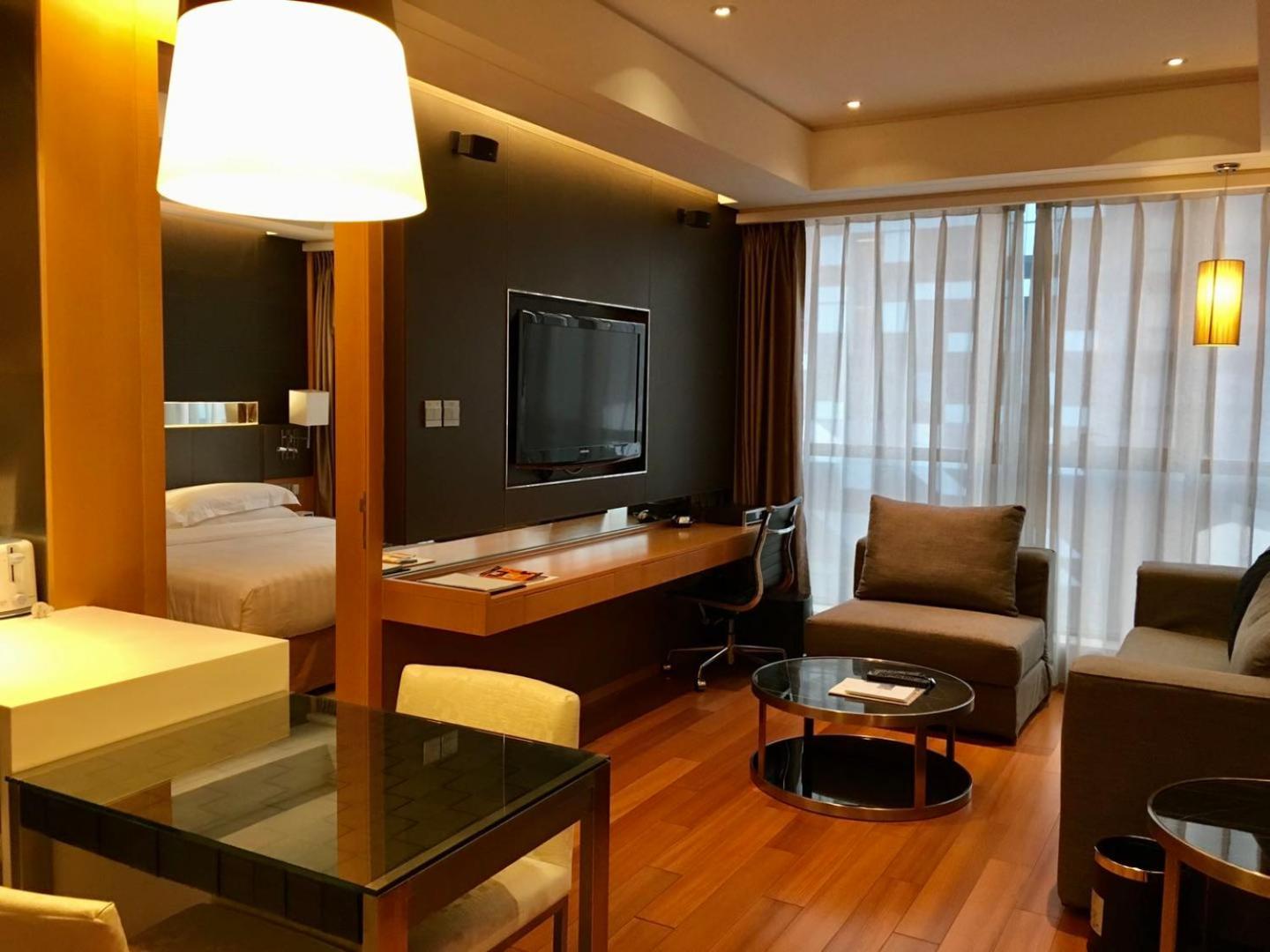 Executive One-Bedroom Apartment - Photo 5