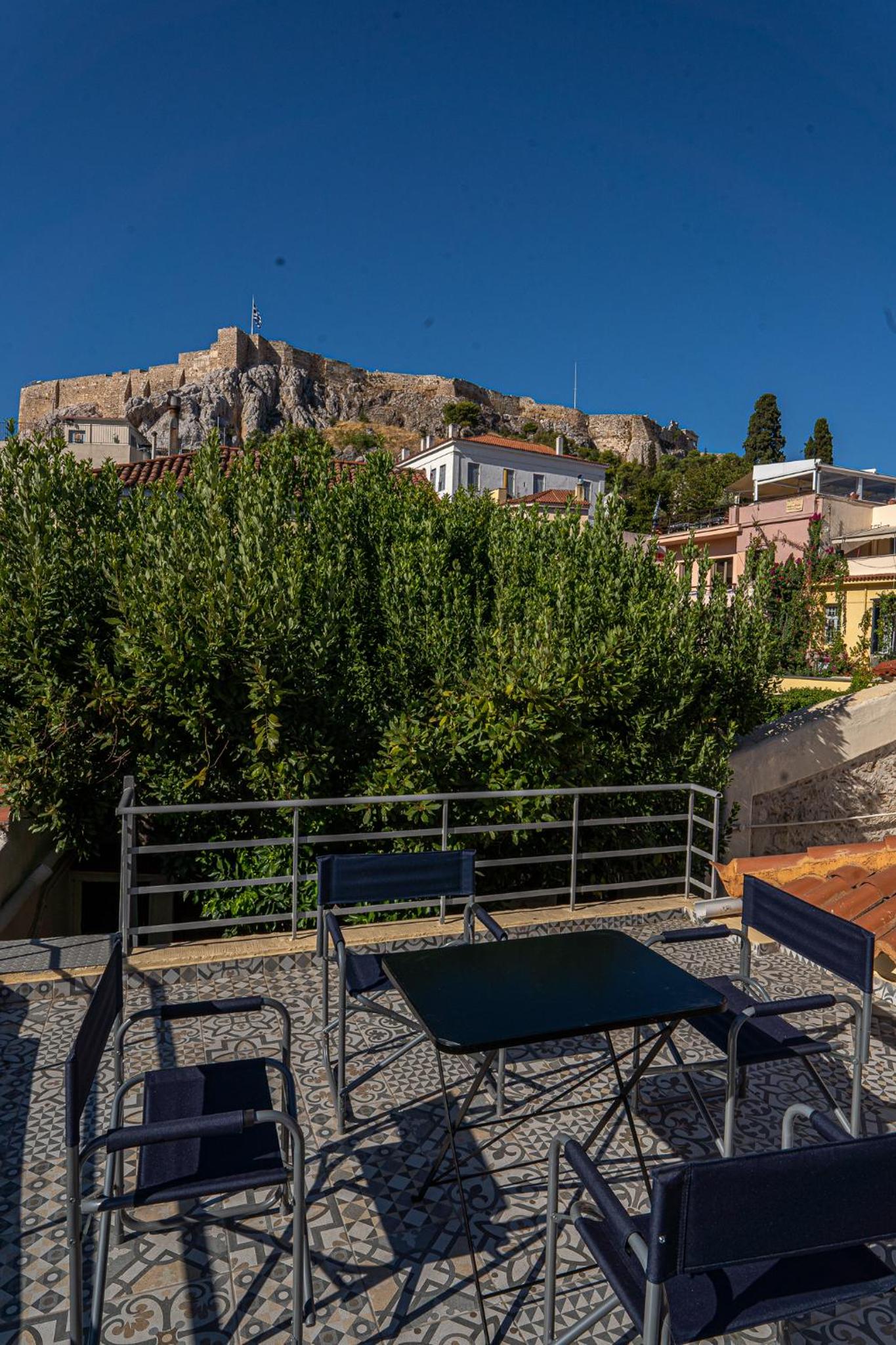 Deluxe Apartment with Private Yard photo 3