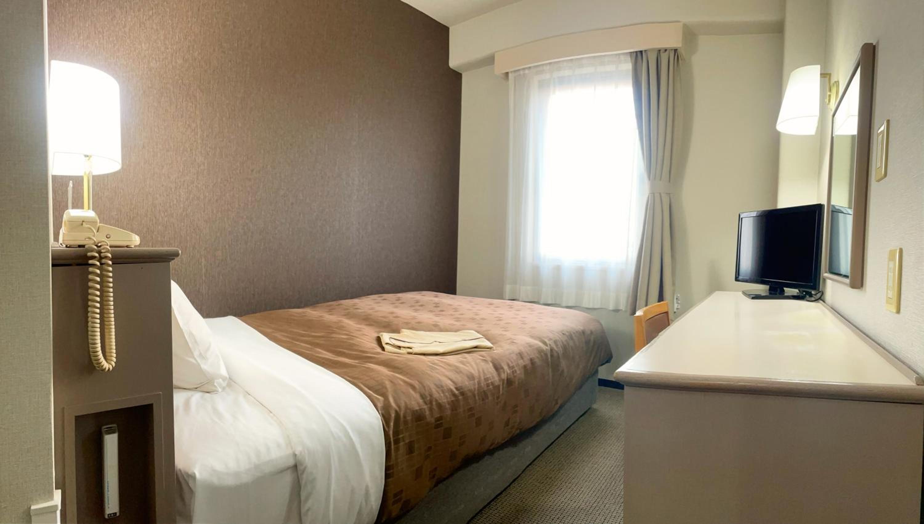 Single Room with Private Bathroom - Smoking photo 1