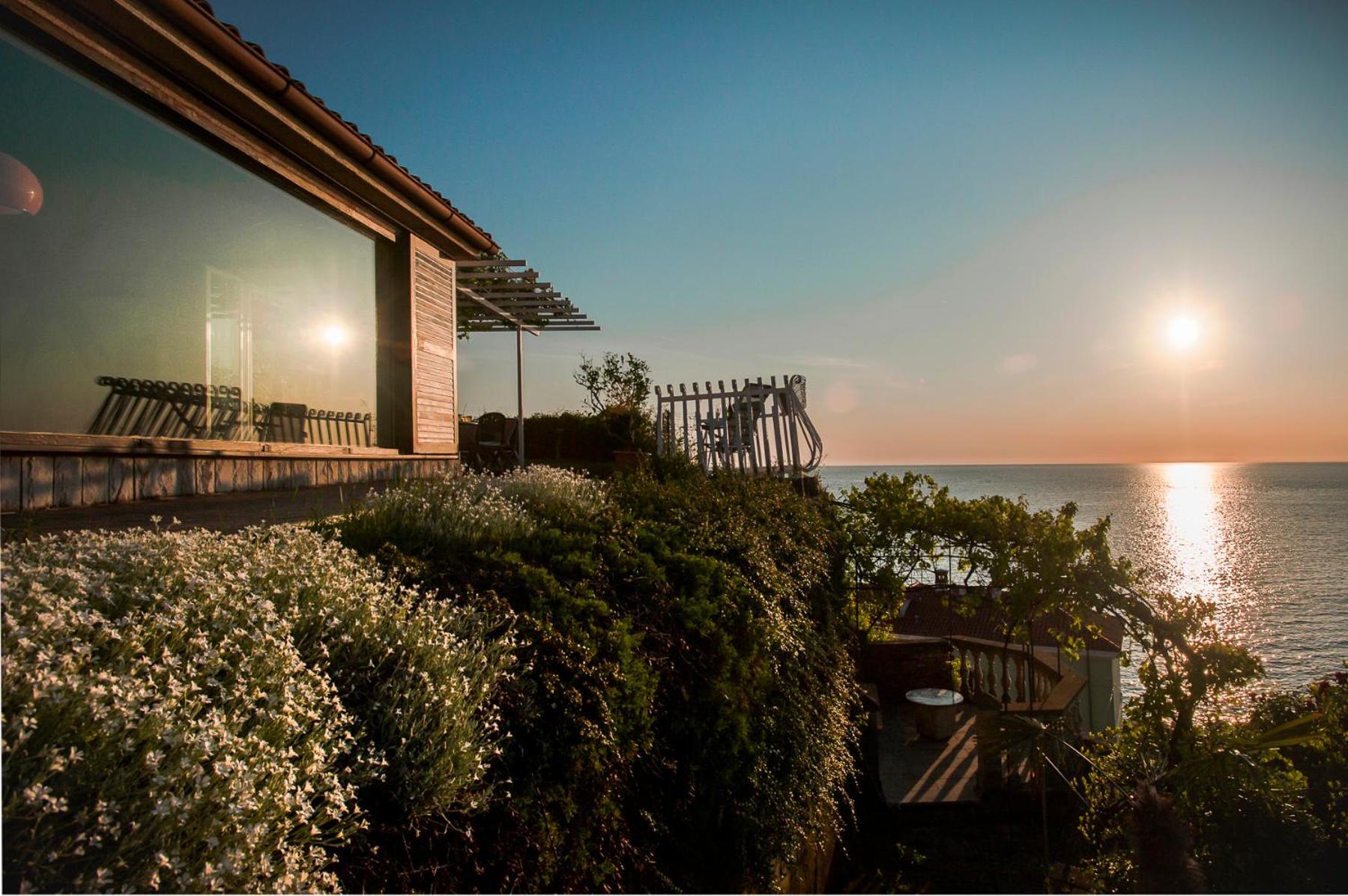 Four-Bedroom House with Sea View photo 3