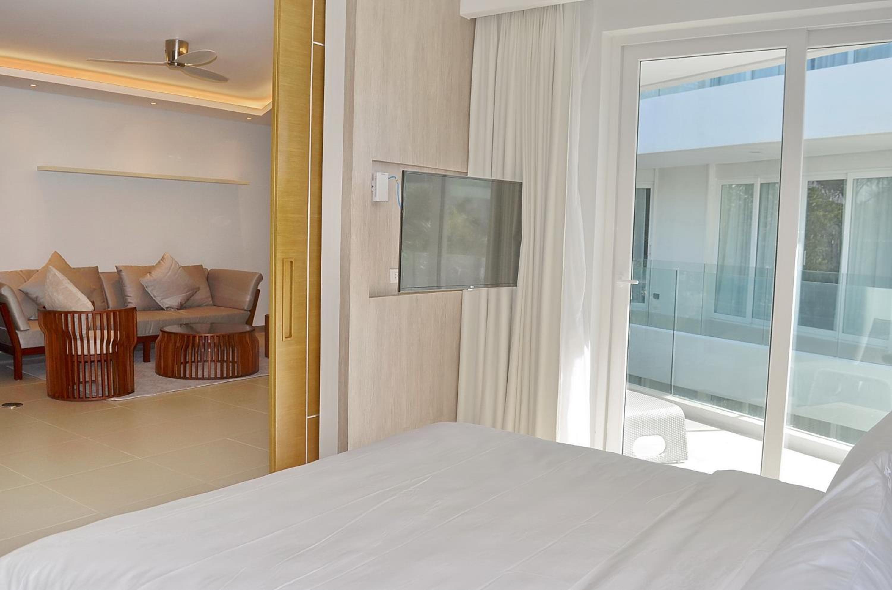 Junior Suite One Bedroom - Photo 4