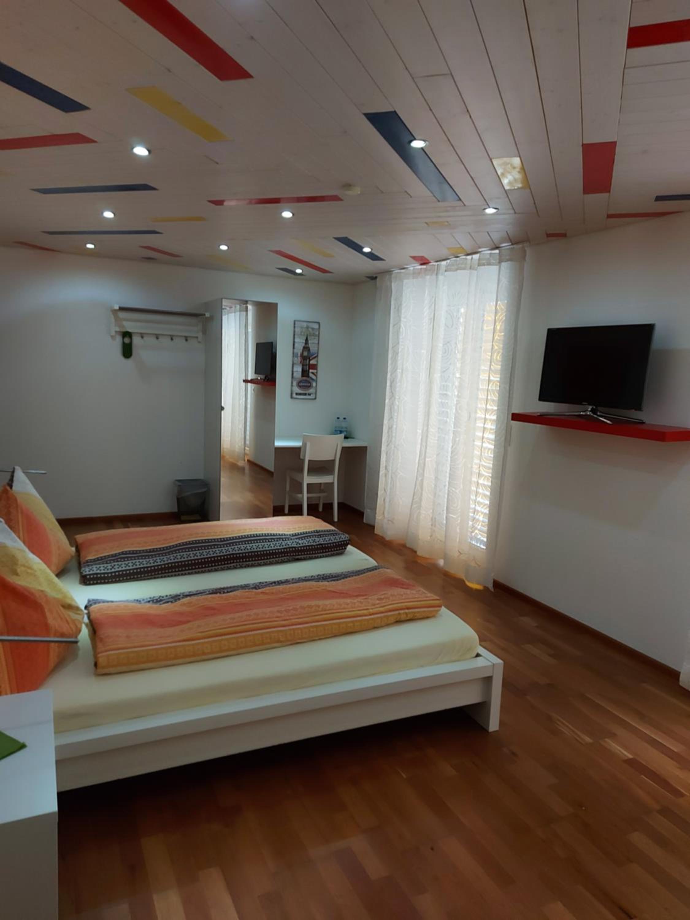 Double Room with Balcony - Photo 4