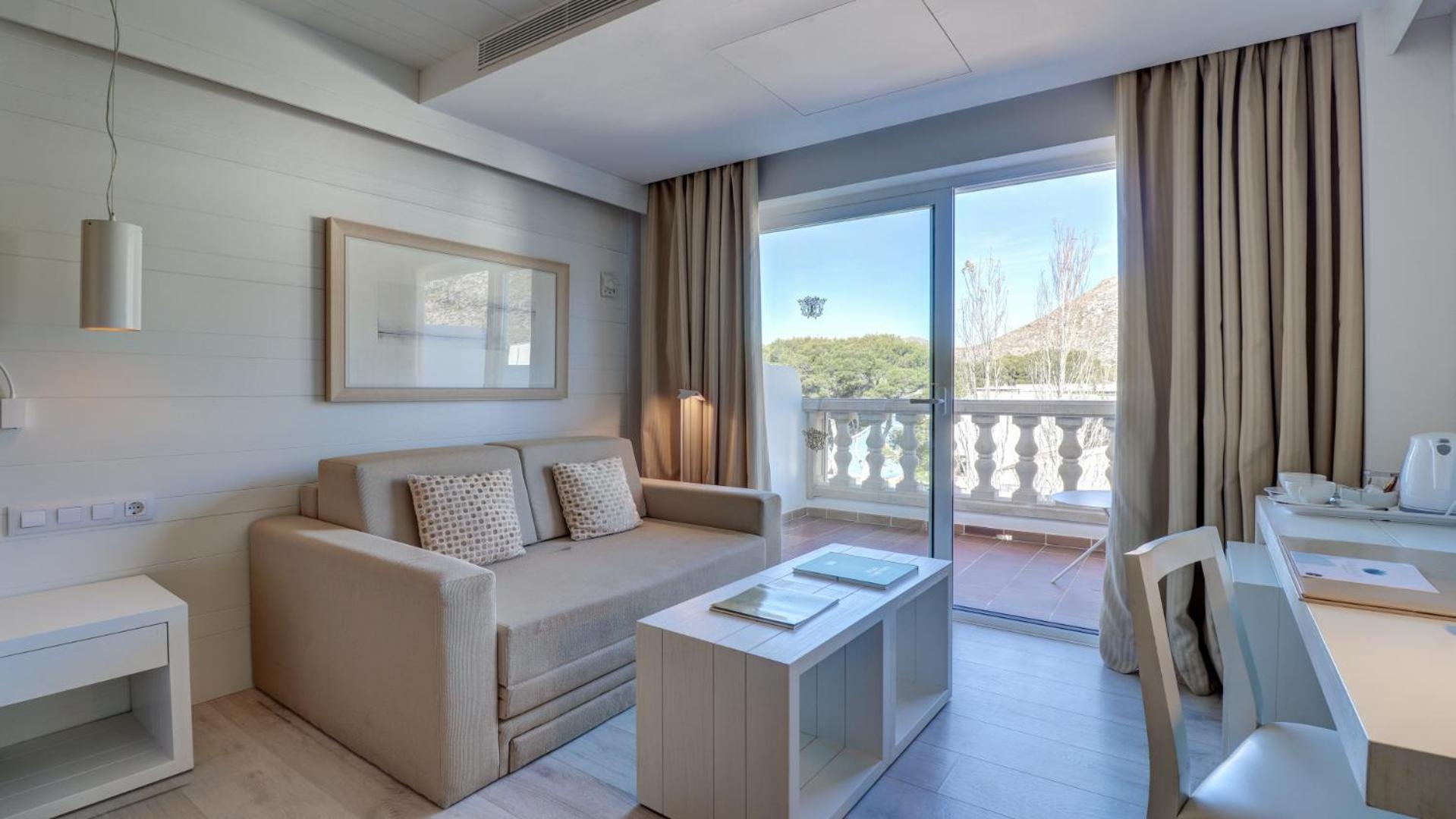 Double Room with Side Sea View with Balcony photo 3