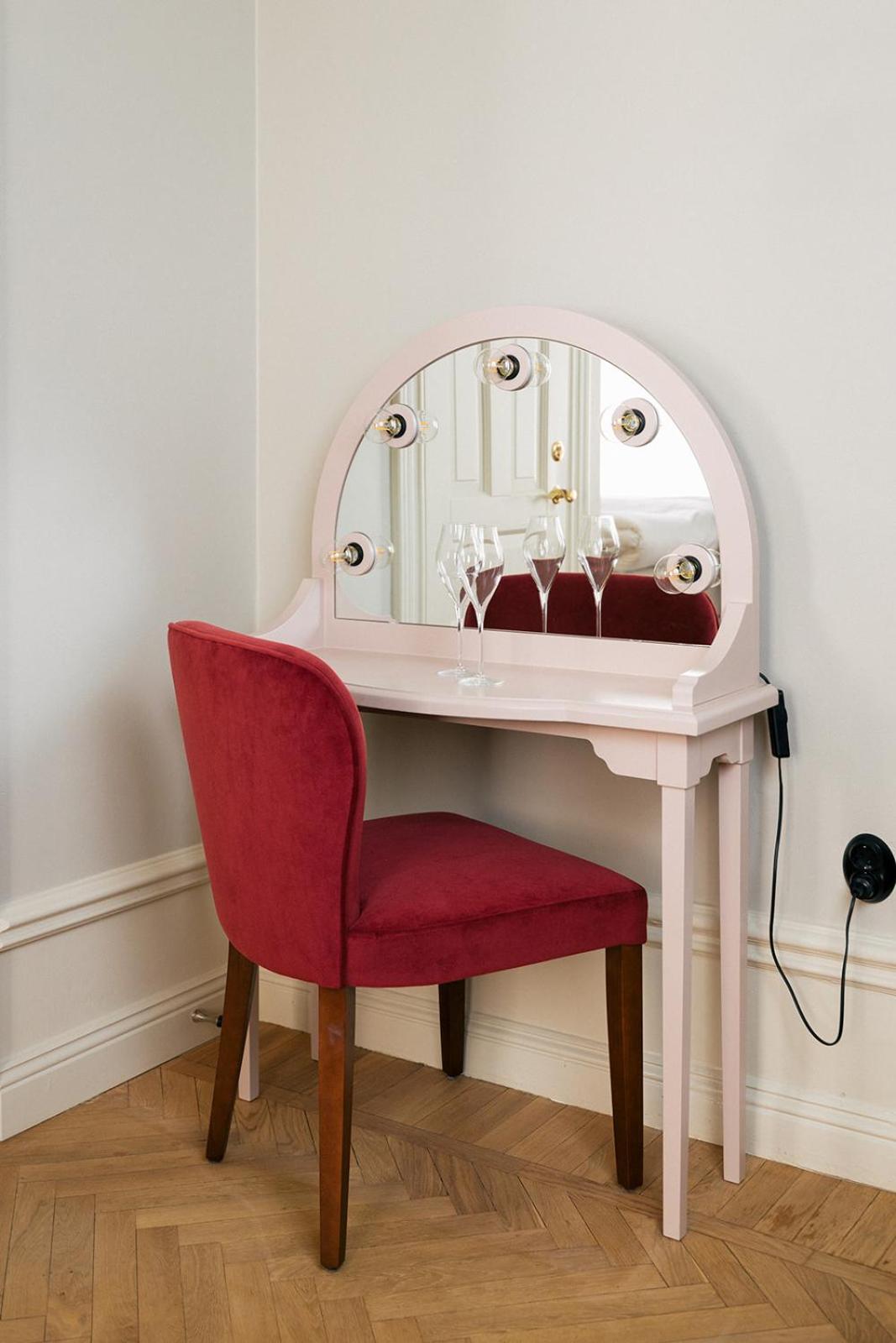 Deluxe King Room - Photo 11