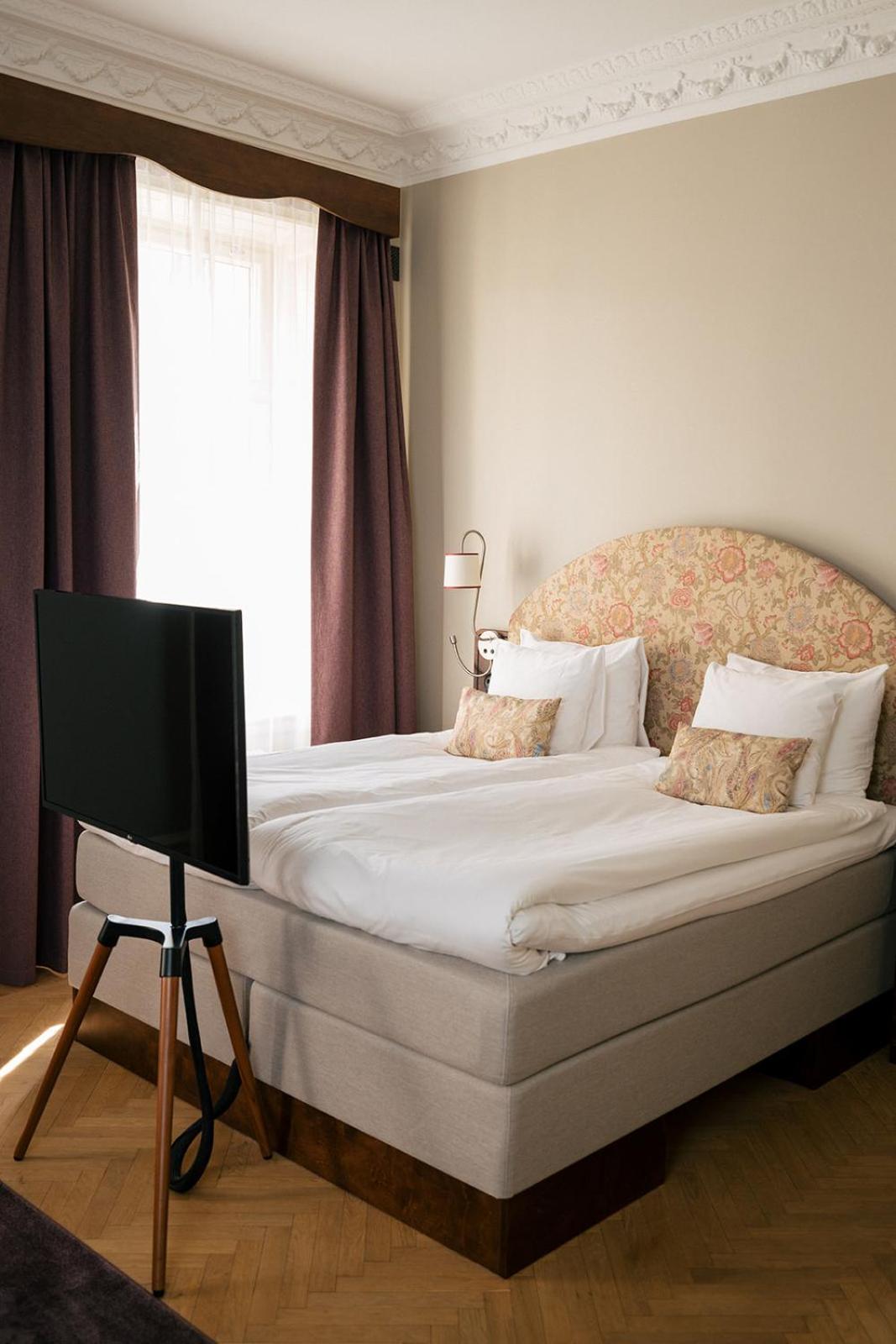 Deluxe King Room - Photo 15