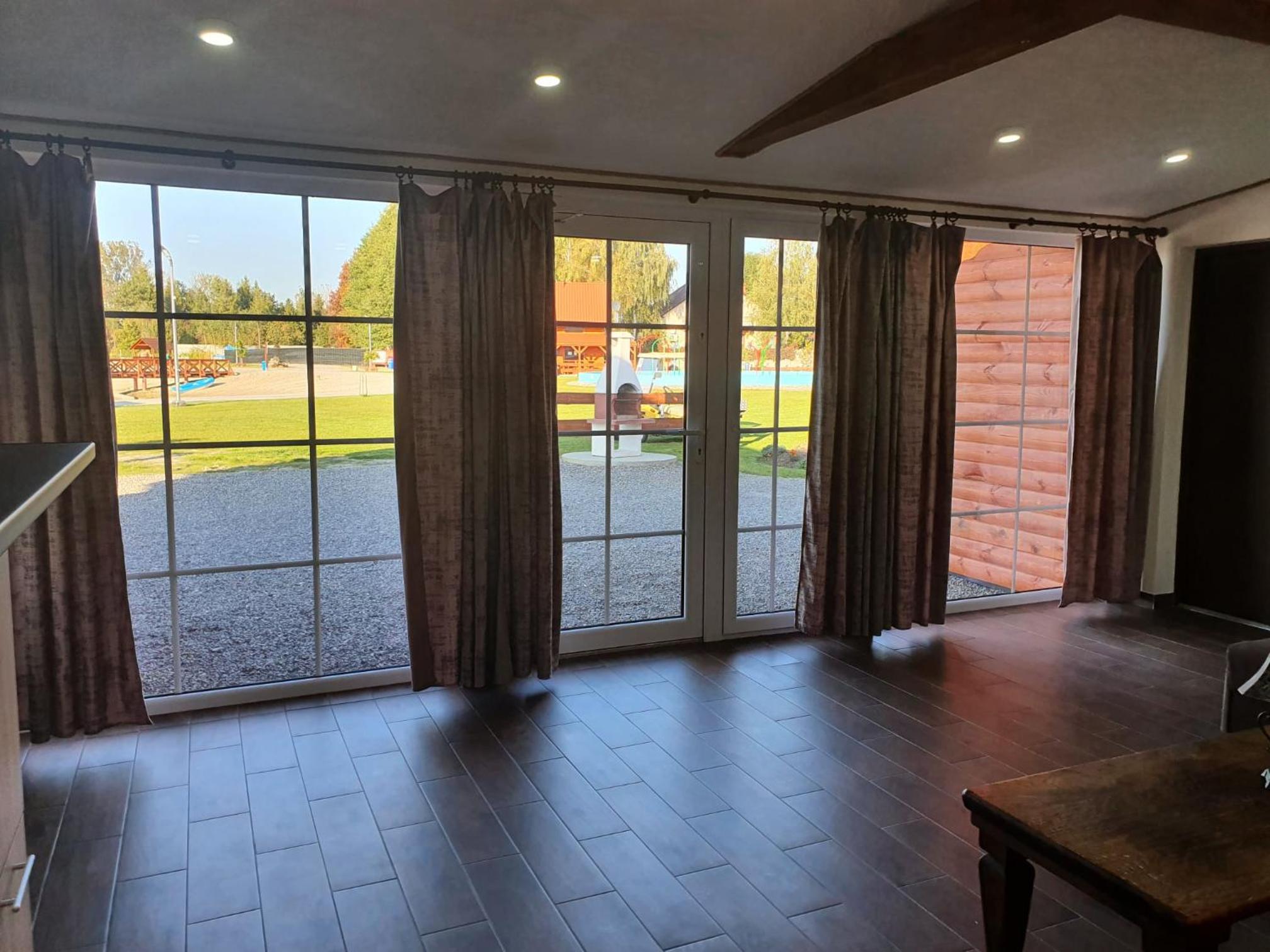 Six-Bedroom House photo 3