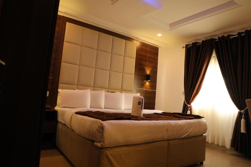 Queen Room photo 2