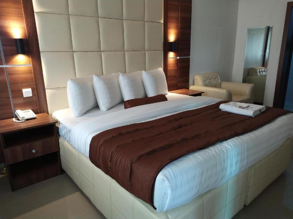 Queen Room photo 1