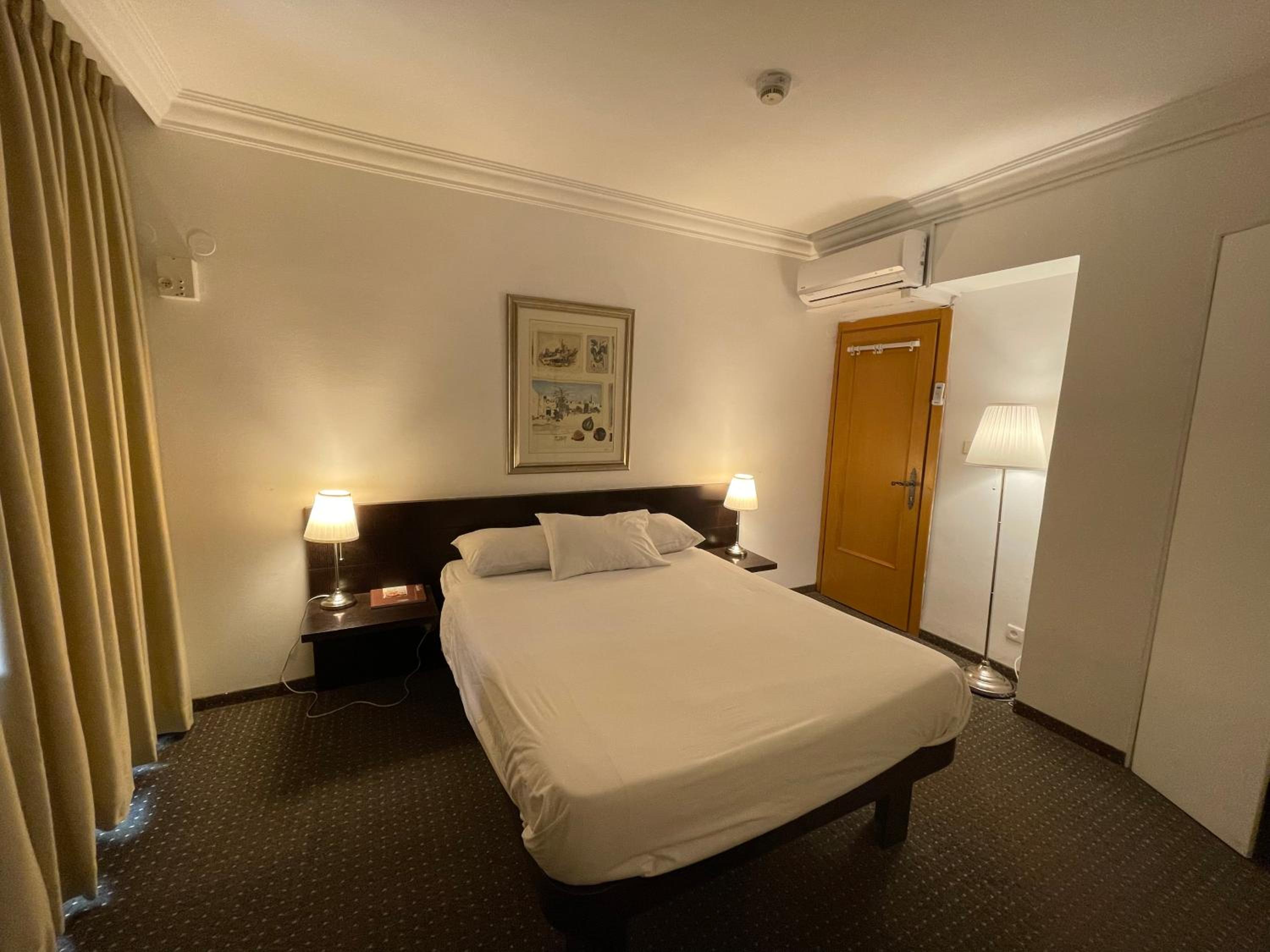 Double Room with Balcony - Photo 7