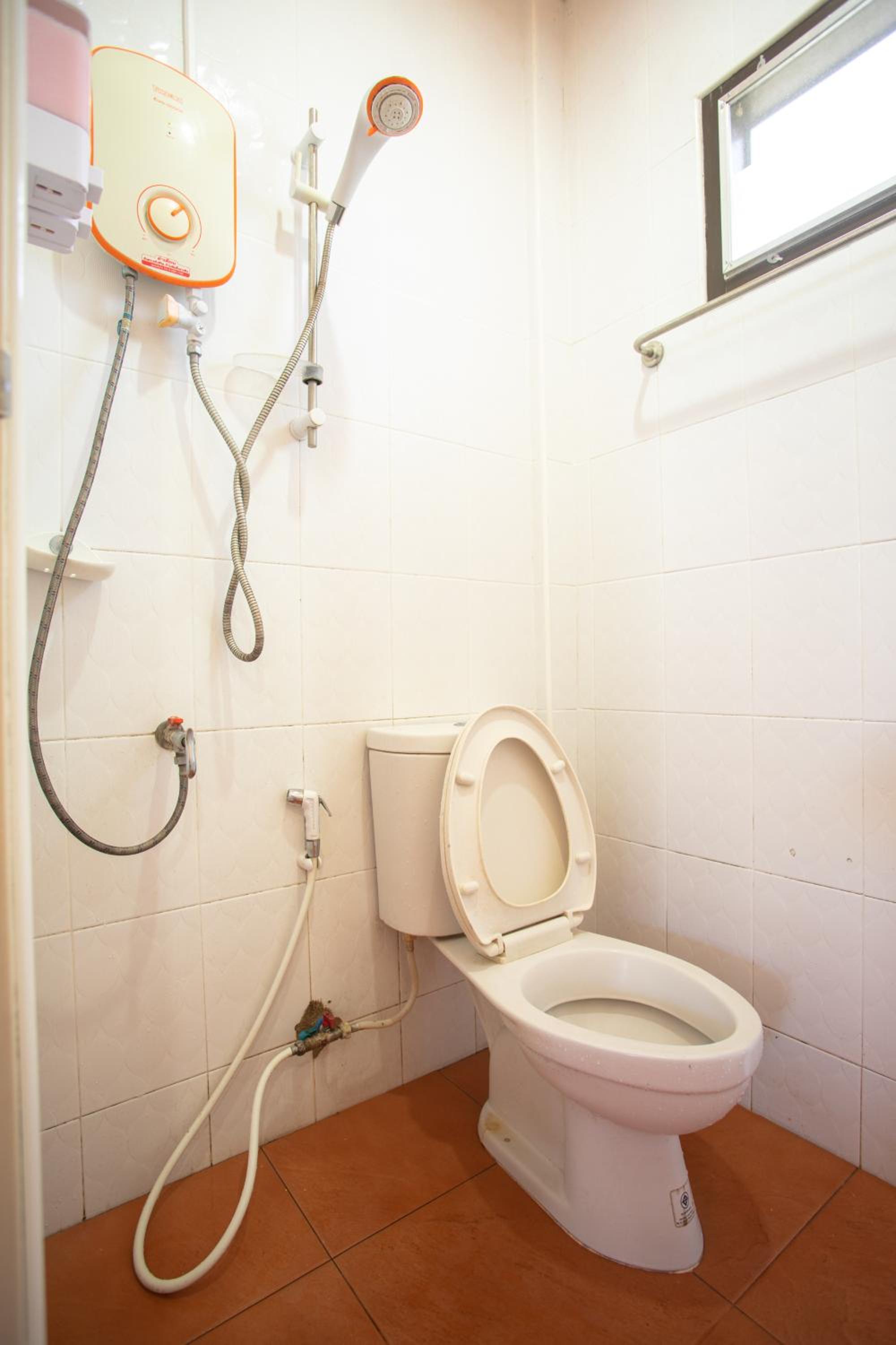 Standard Queen Room - Photo 7
