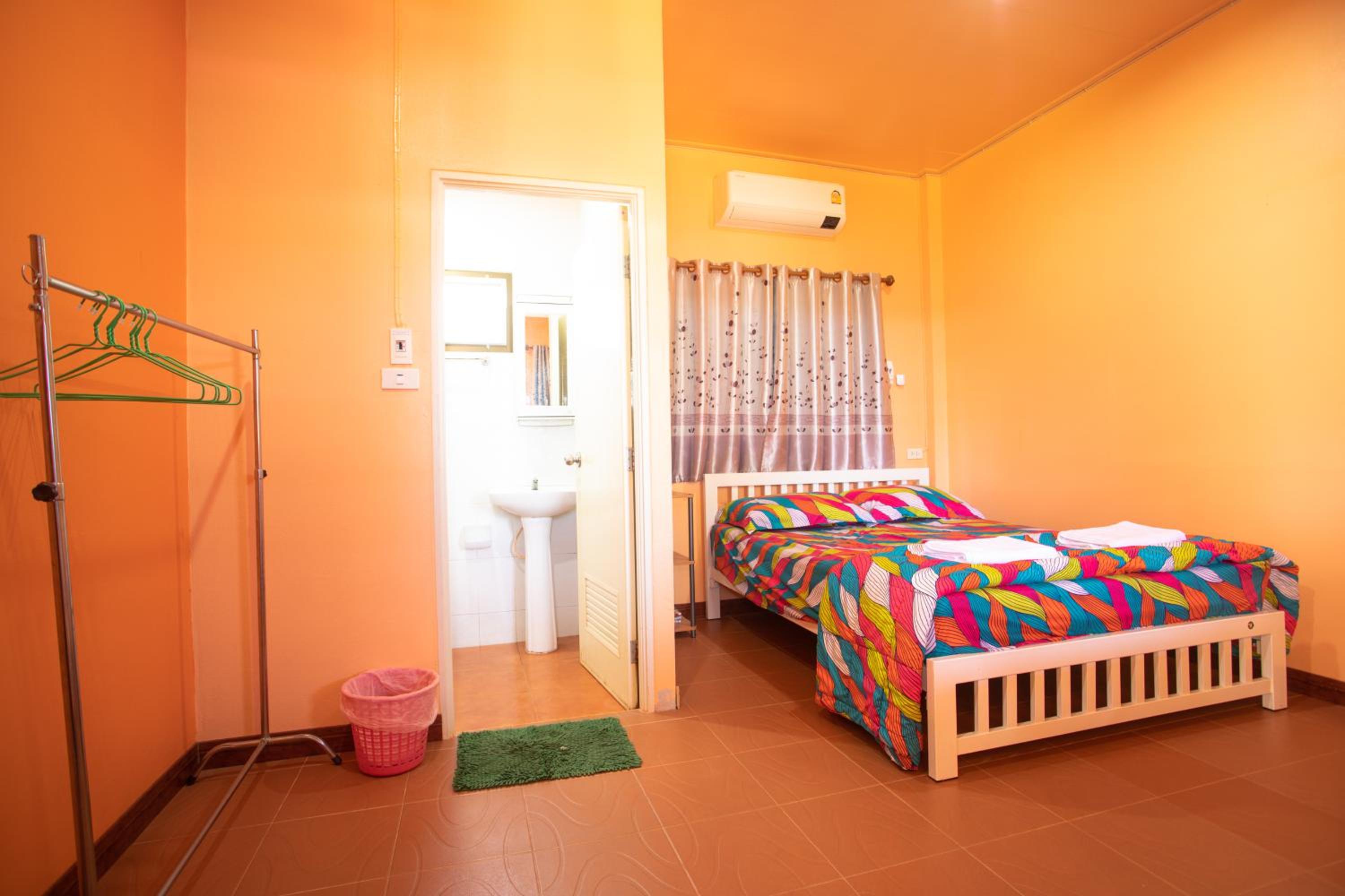 Standard Queen Room - Photo 8