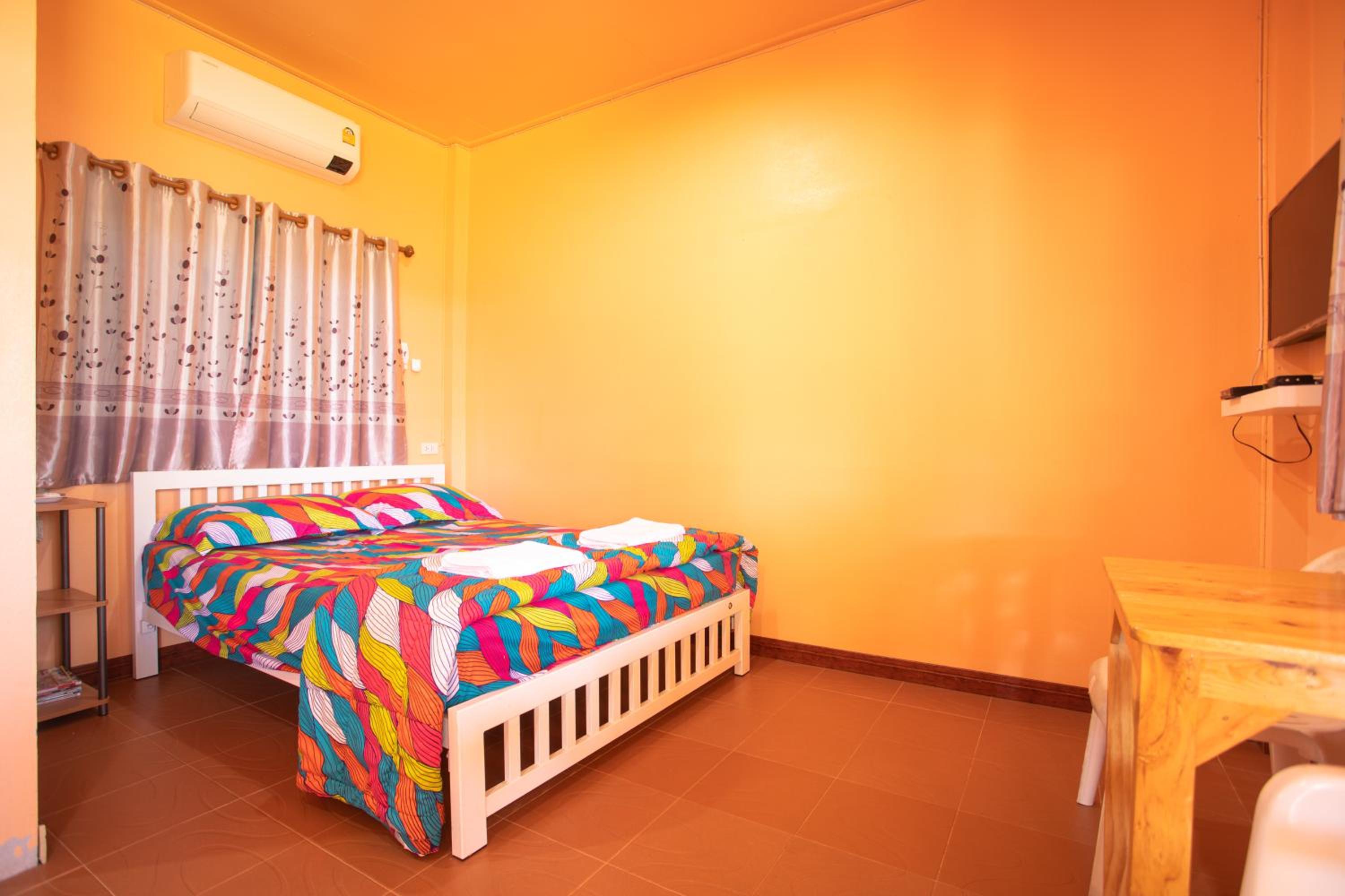 Standard Queen Room - Photo 11