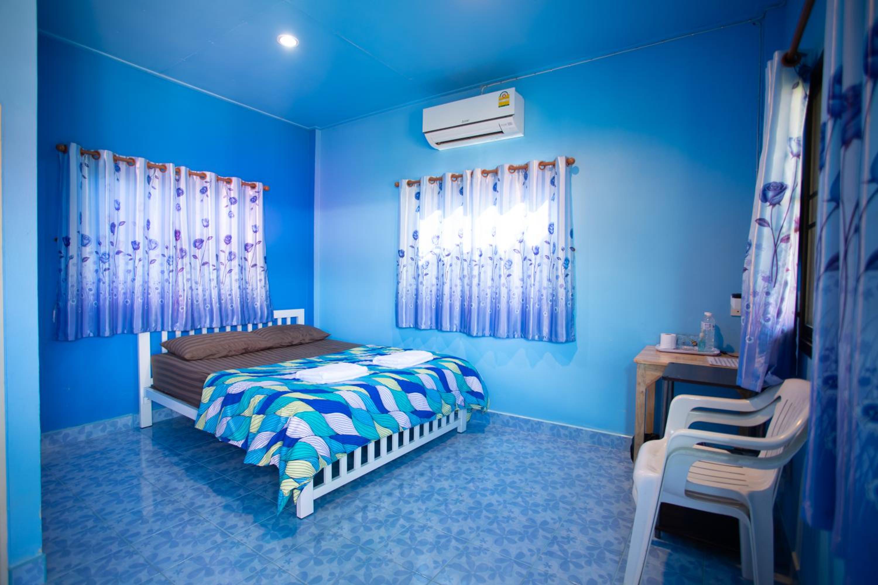 Deluxe Queen Room - Photo 13