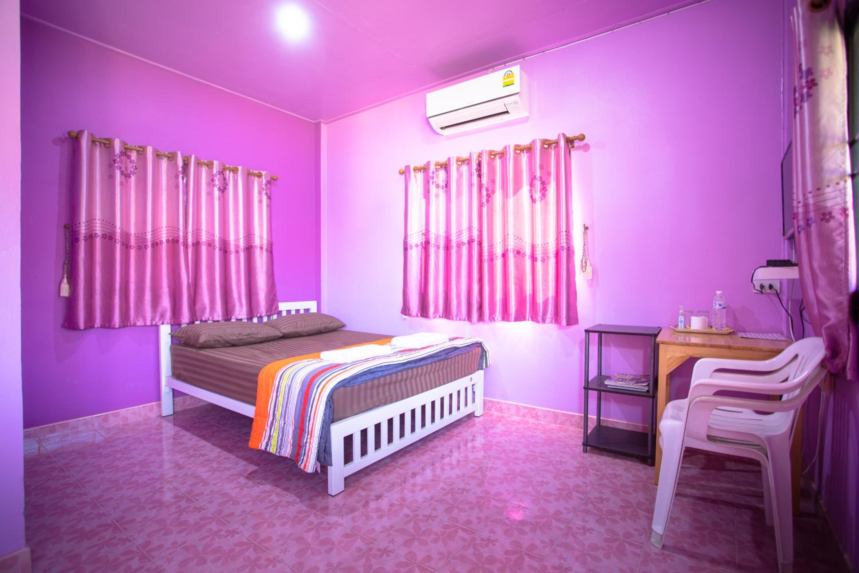 Deluxe Queen Room - Photo 17