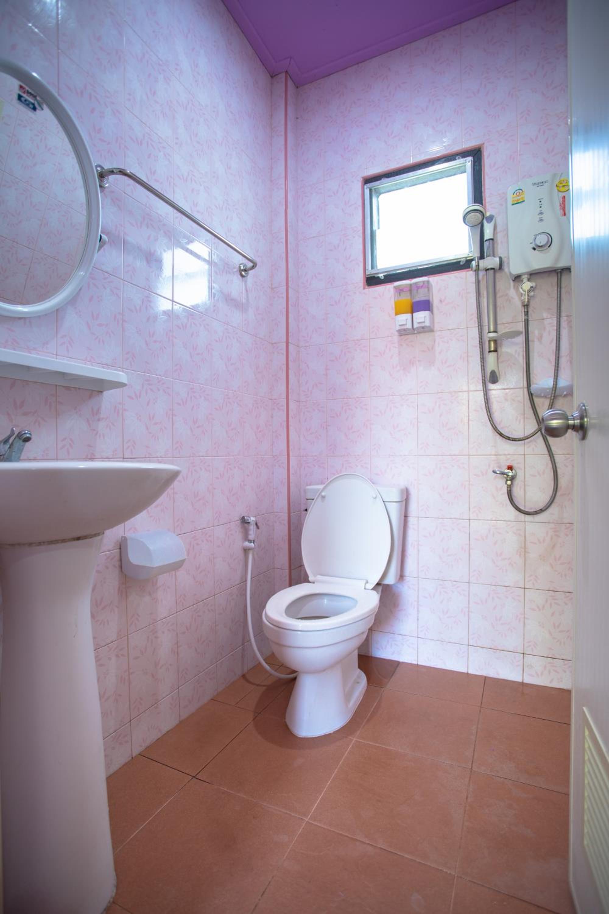 Deluxe Queen Room - Photo 21