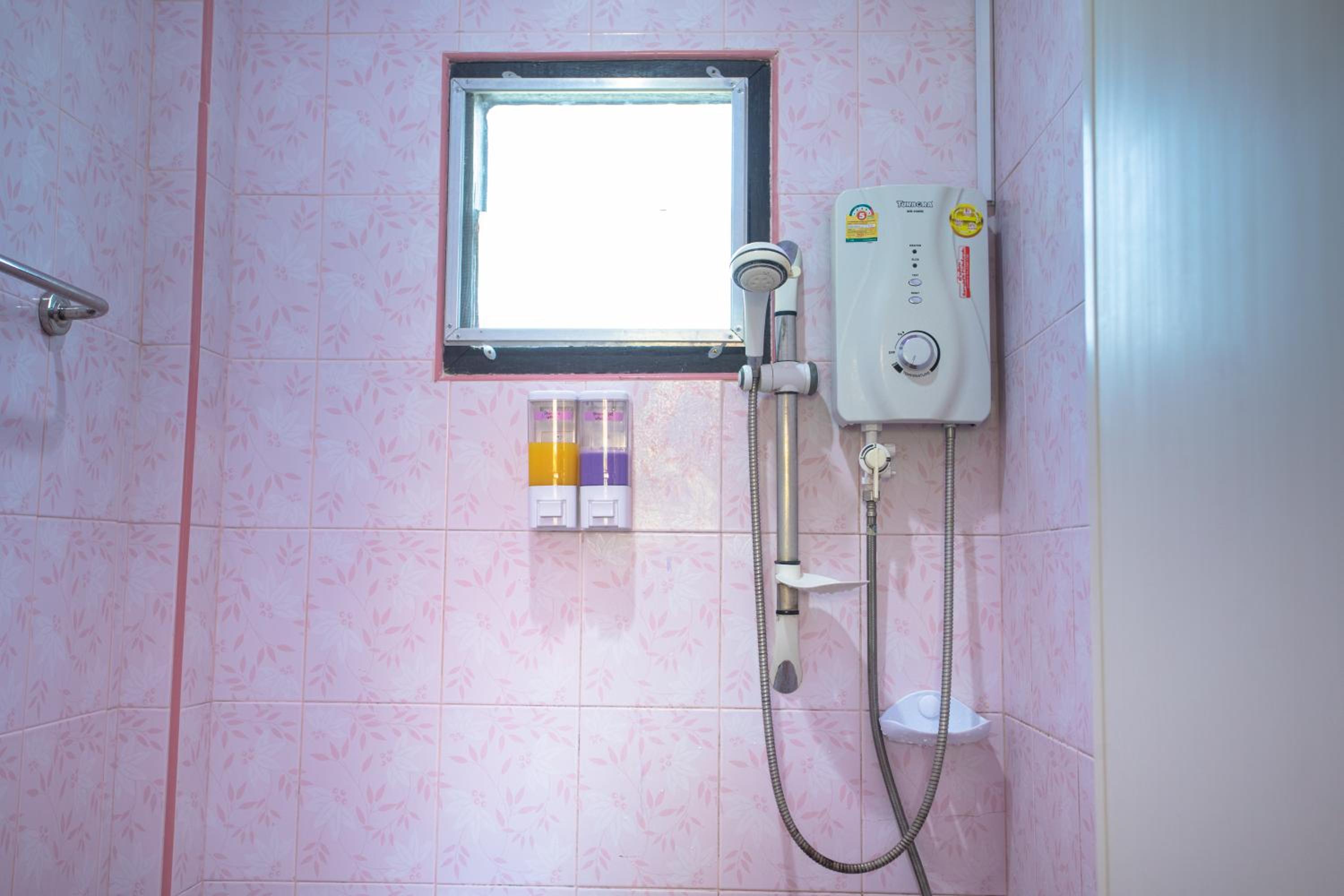 Deluxe Queen Room - Photo 23