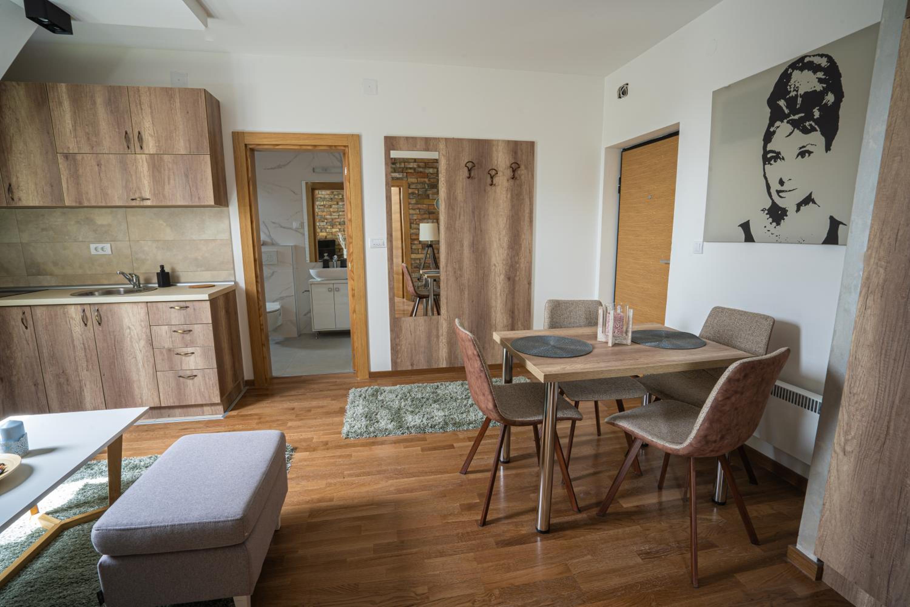 Deluxe Queen Suite - Photo 29