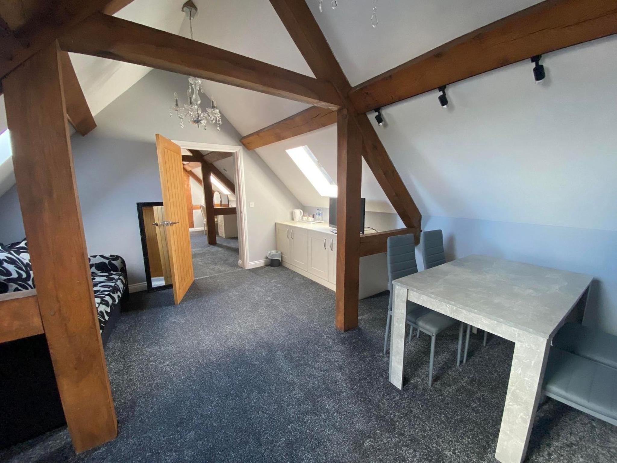 Executive Suite - Photo 6