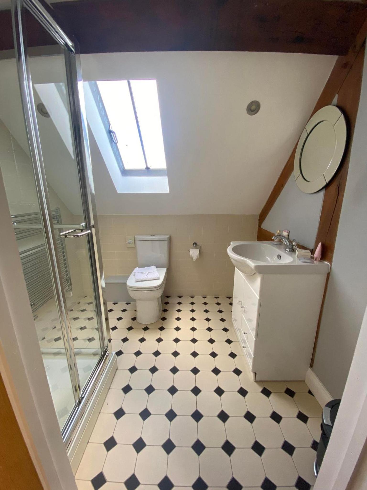 Executive Suite - Photo 2