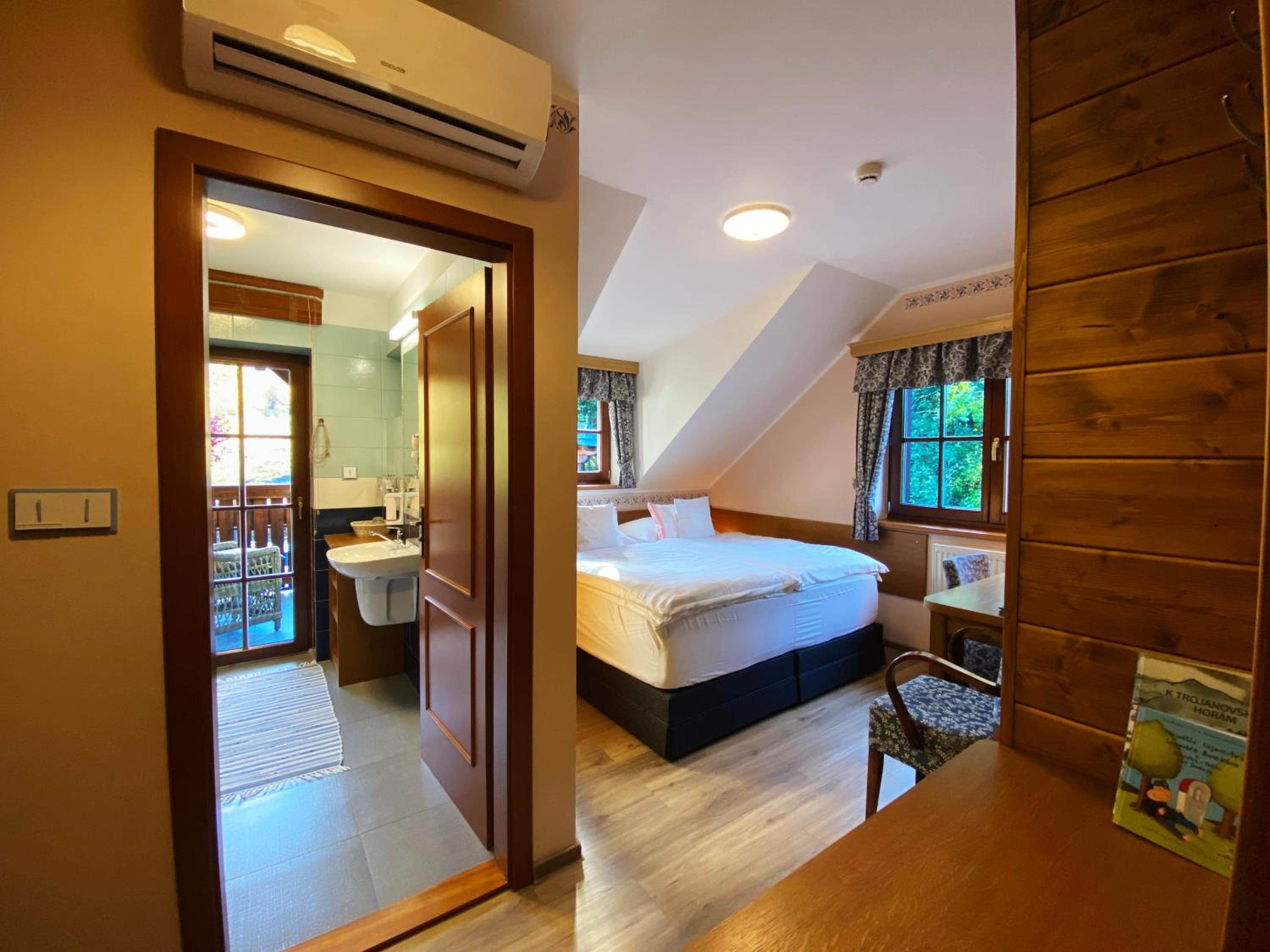 Double or Twin Room with Balcony - Photo 3