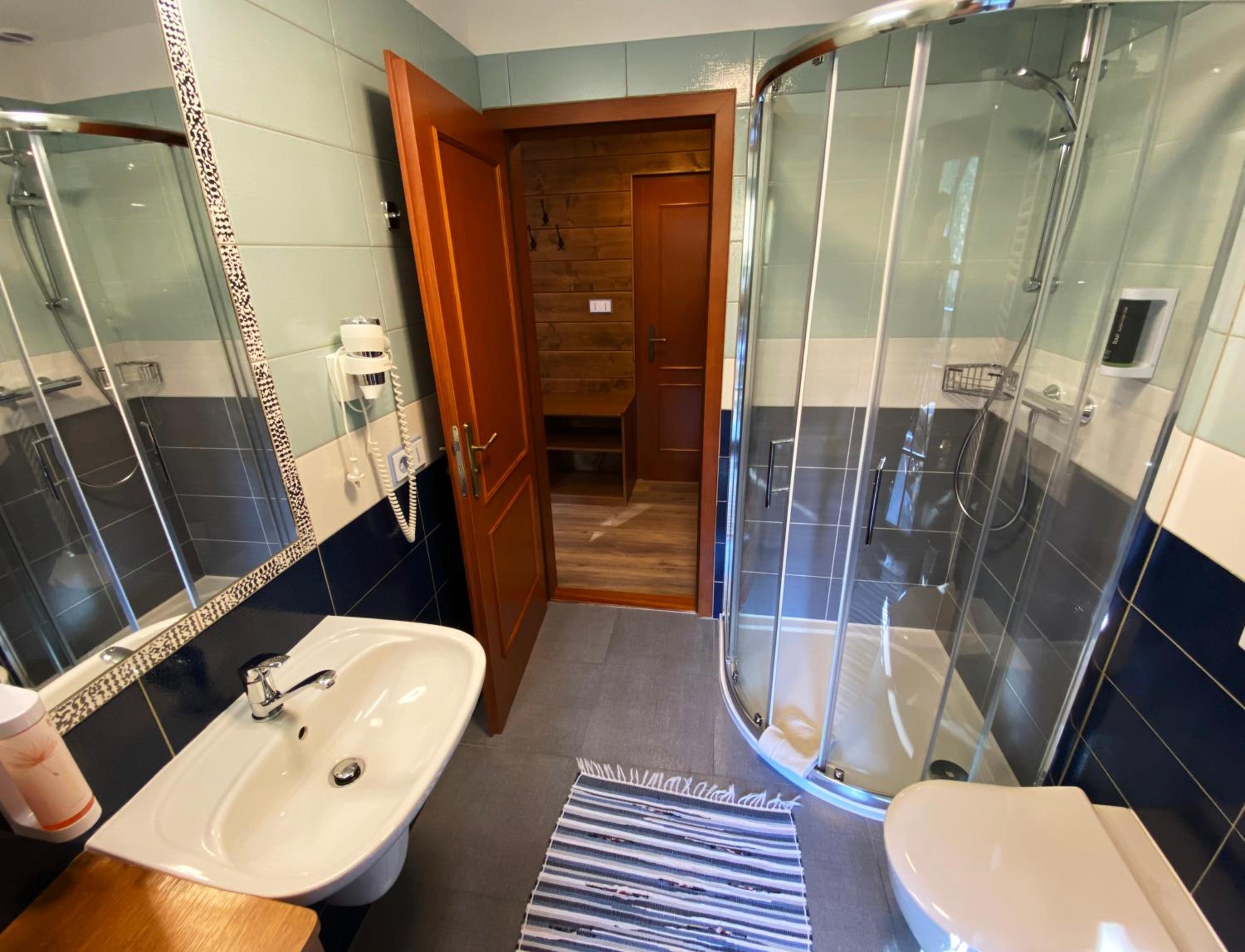Double or Twin Room with Balcony - Photo 6