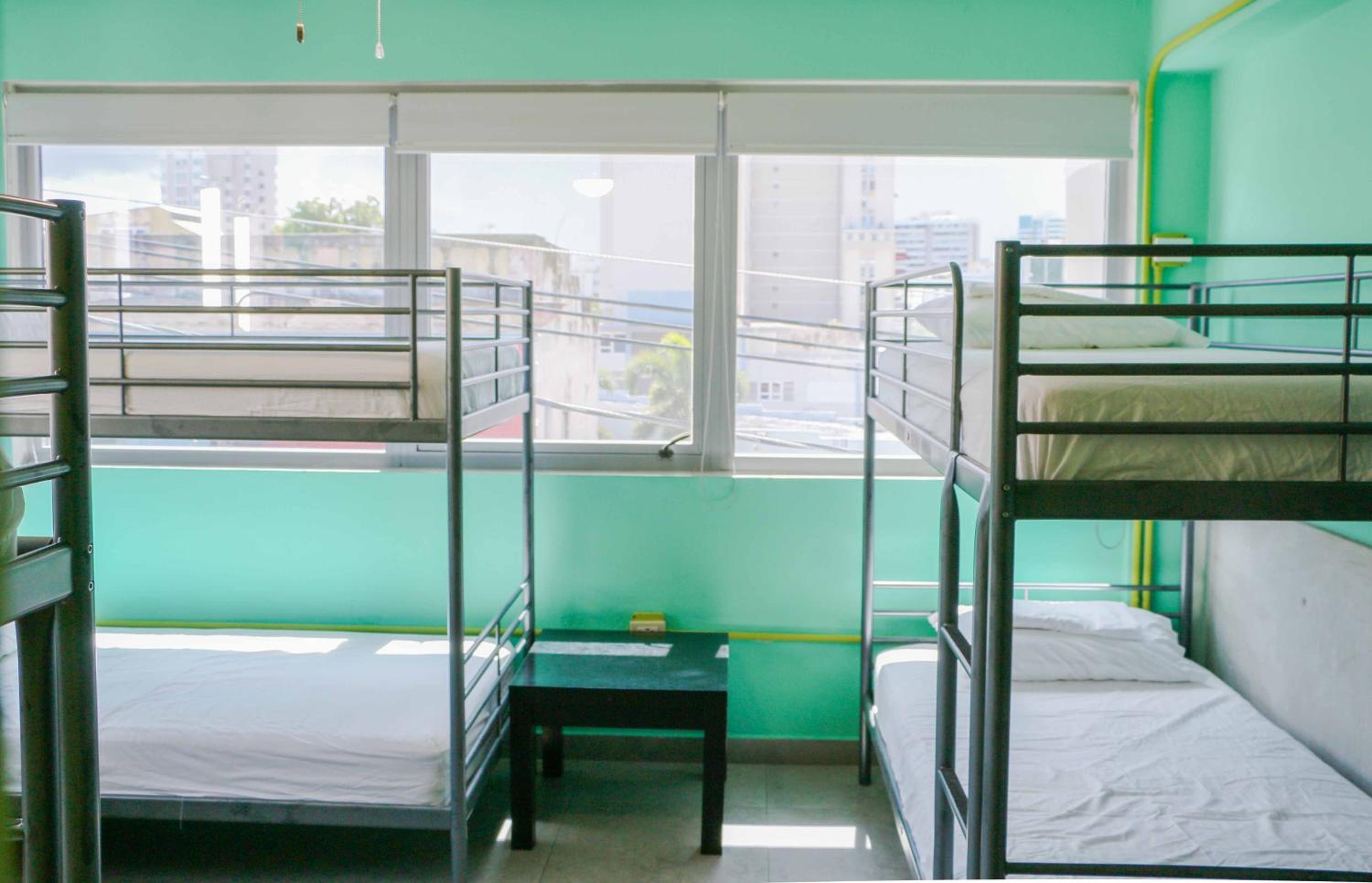 Bett in 6-Bett-Mischdormitorium-Zimmer