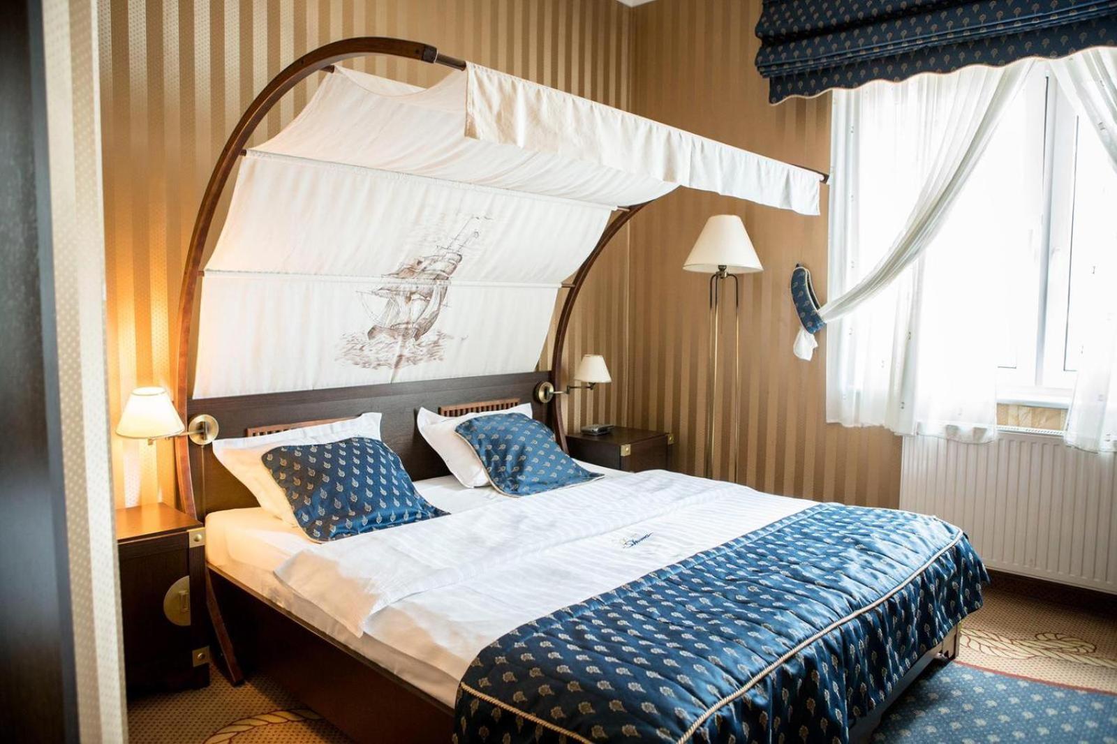 Standard King Room with Lake View - Photo 1