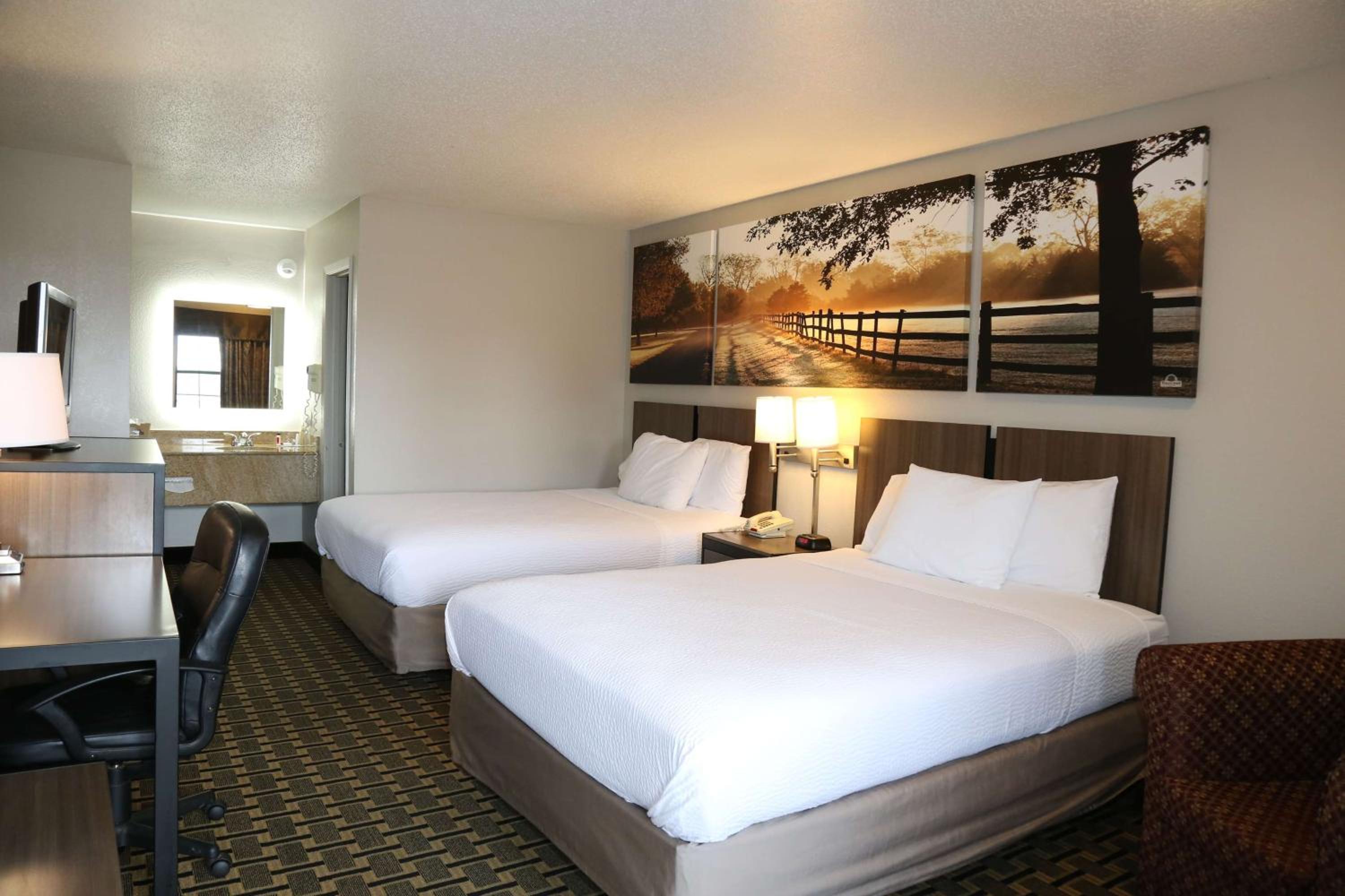 Queen Room with Two Queen Beds - Non-Smoking - Photo 1