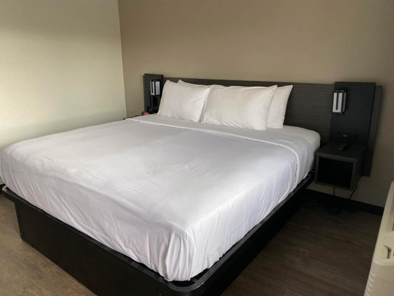 Standard King Room - Photo 3