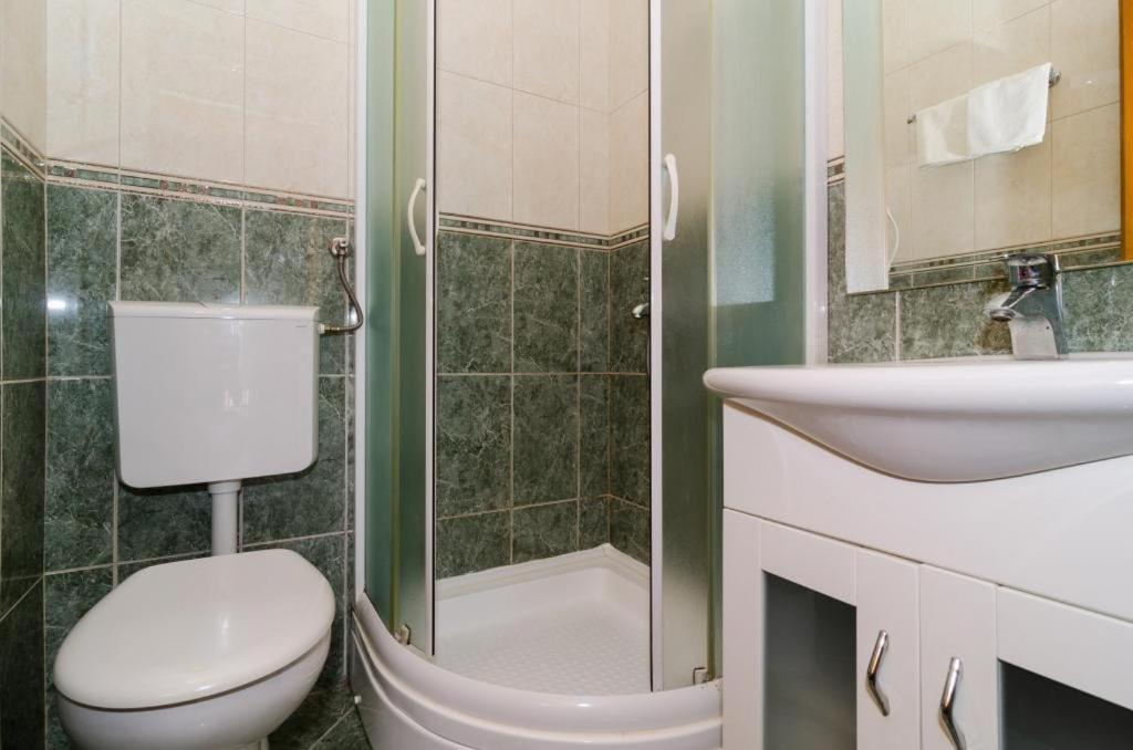 Two Bedroom Apartment with Terrace - Photo 7
