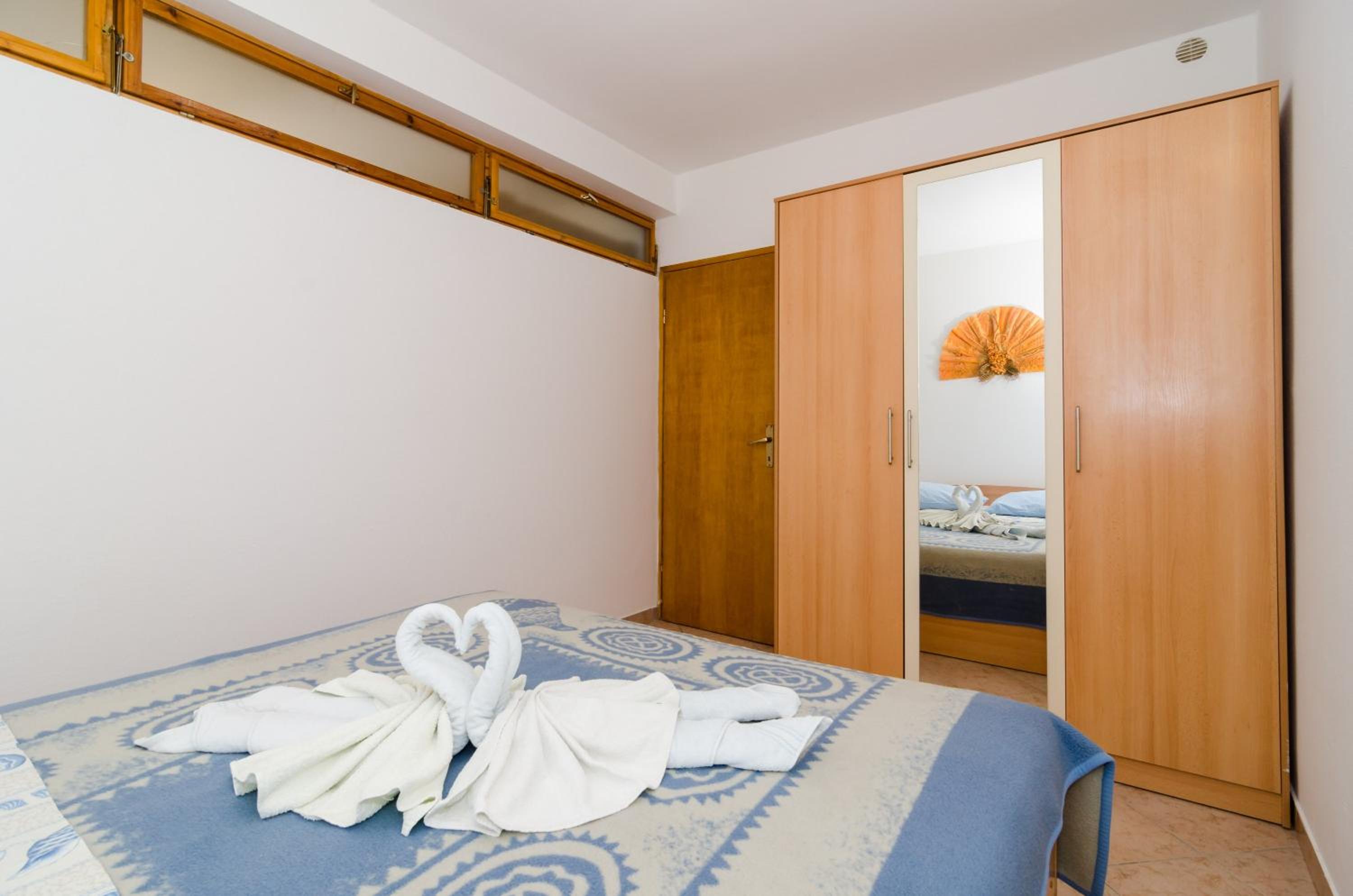 Two Bedroom Apartment with Terrace - Photo 4