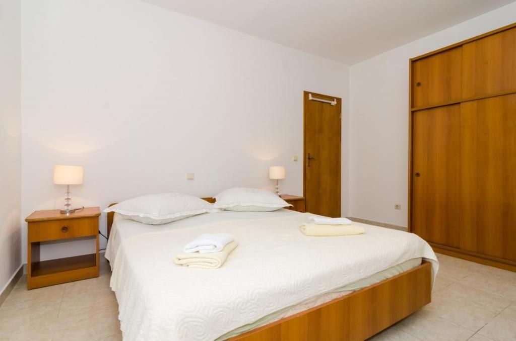 Comfort Two-Bedroom Apartment with Balcony - Photo 9