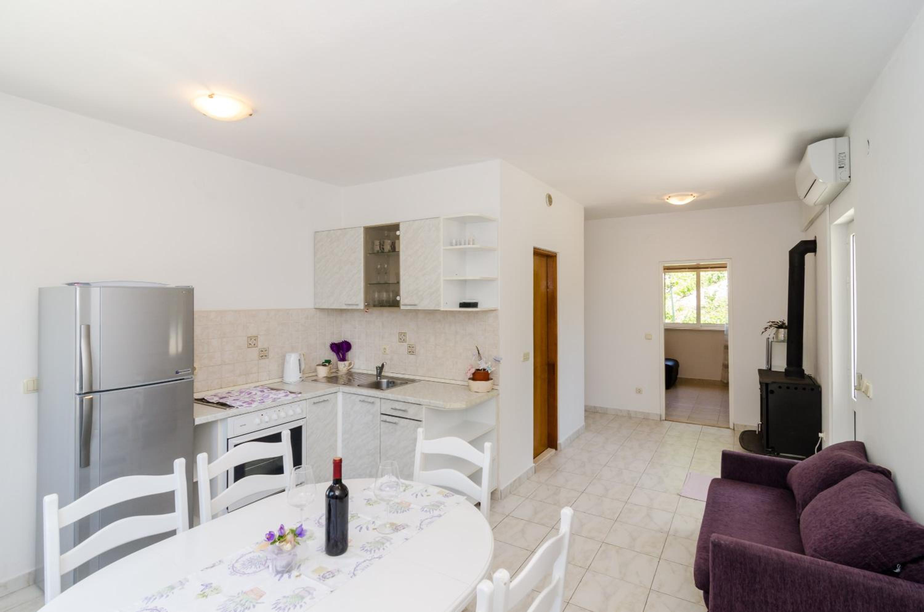 Comfort Two-Bedroom Apartment with Balcony - Photo 10