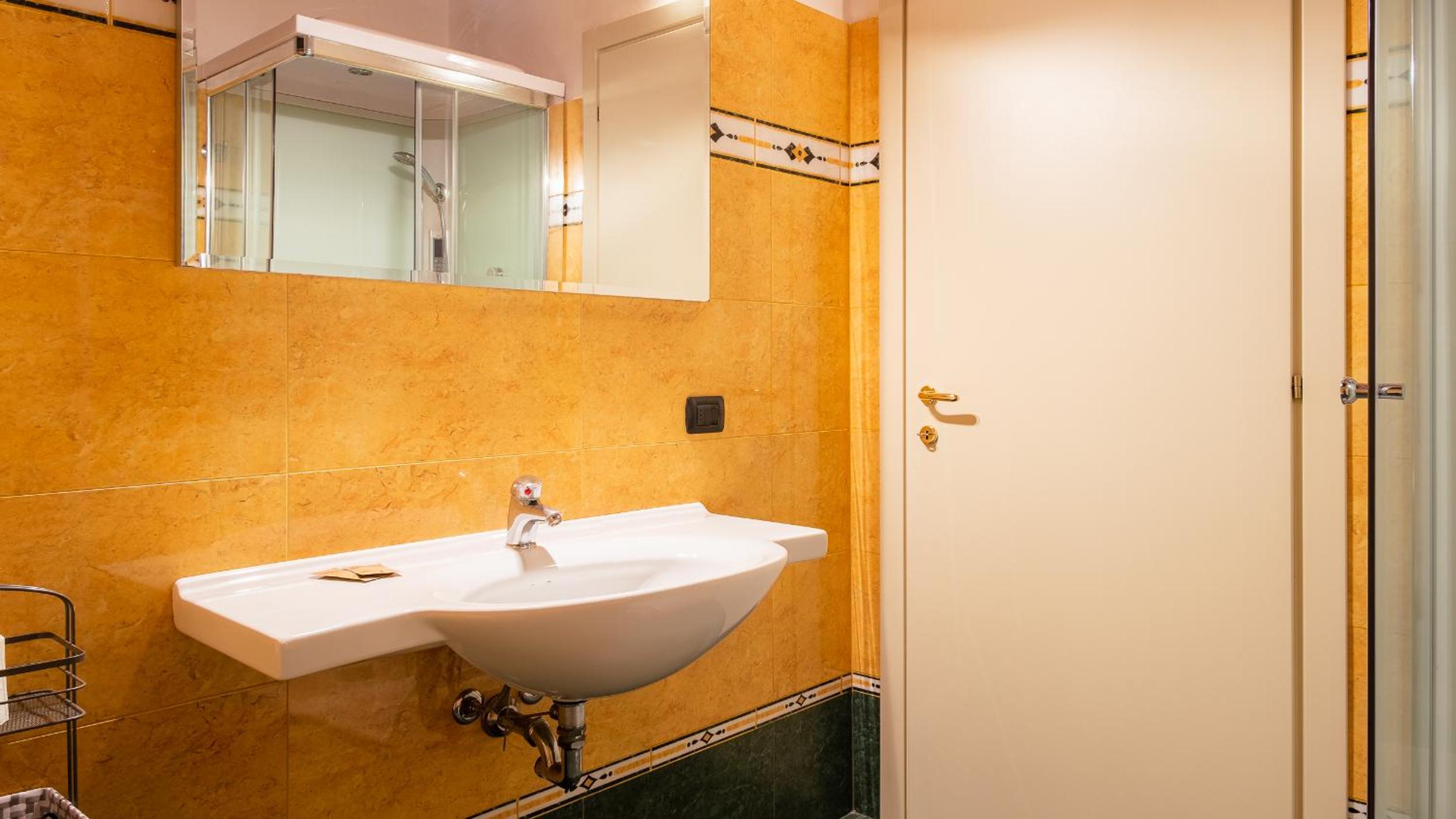 Double Room with Balcony - Photo 11