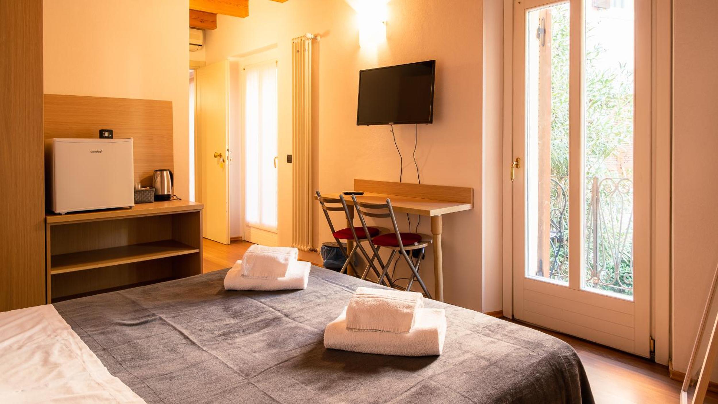 Double Room with Balcony - Photo 12