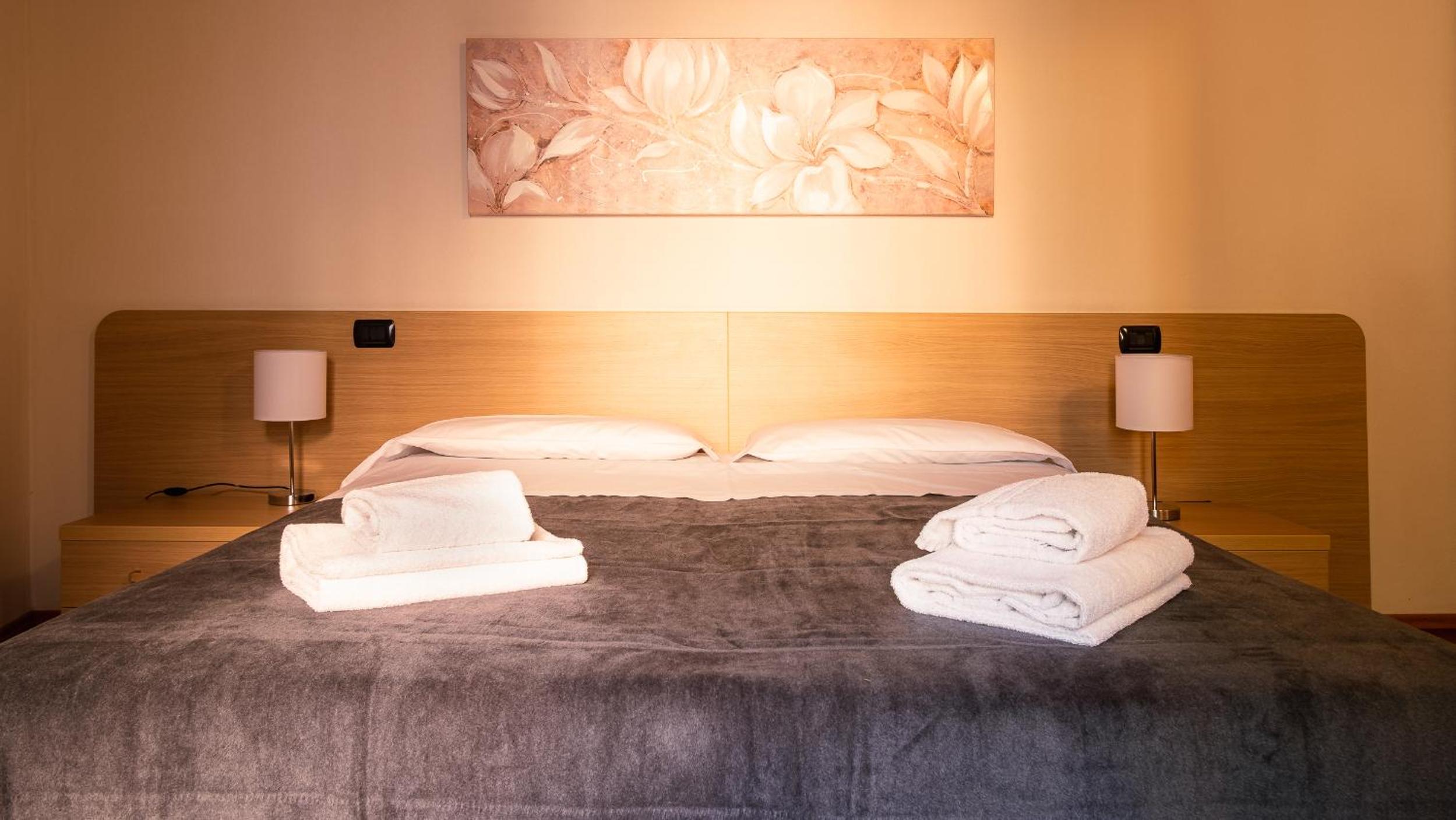 Double Room with Balcony - Photo 13