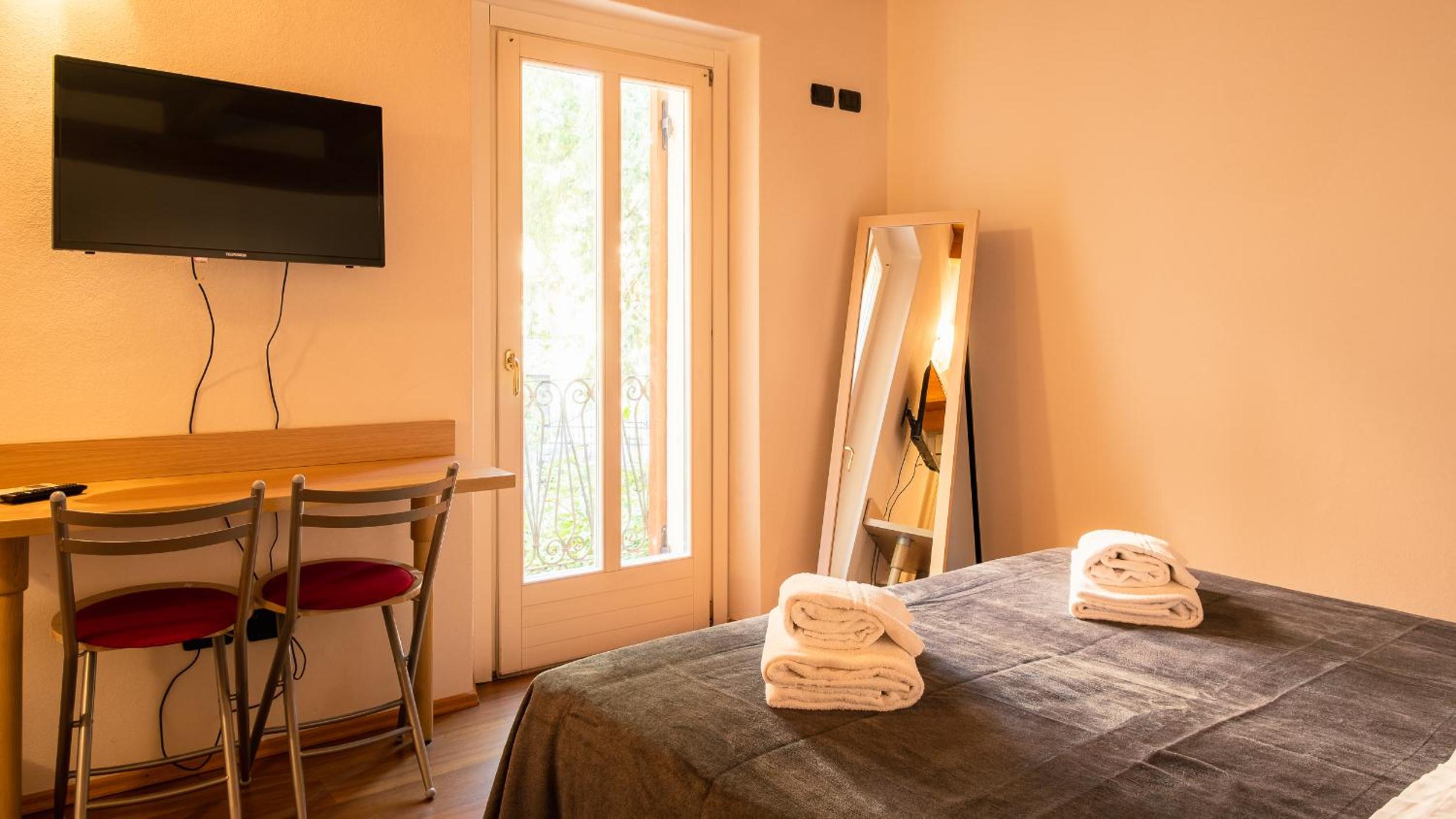 Double Room with Balcony - Photo 14