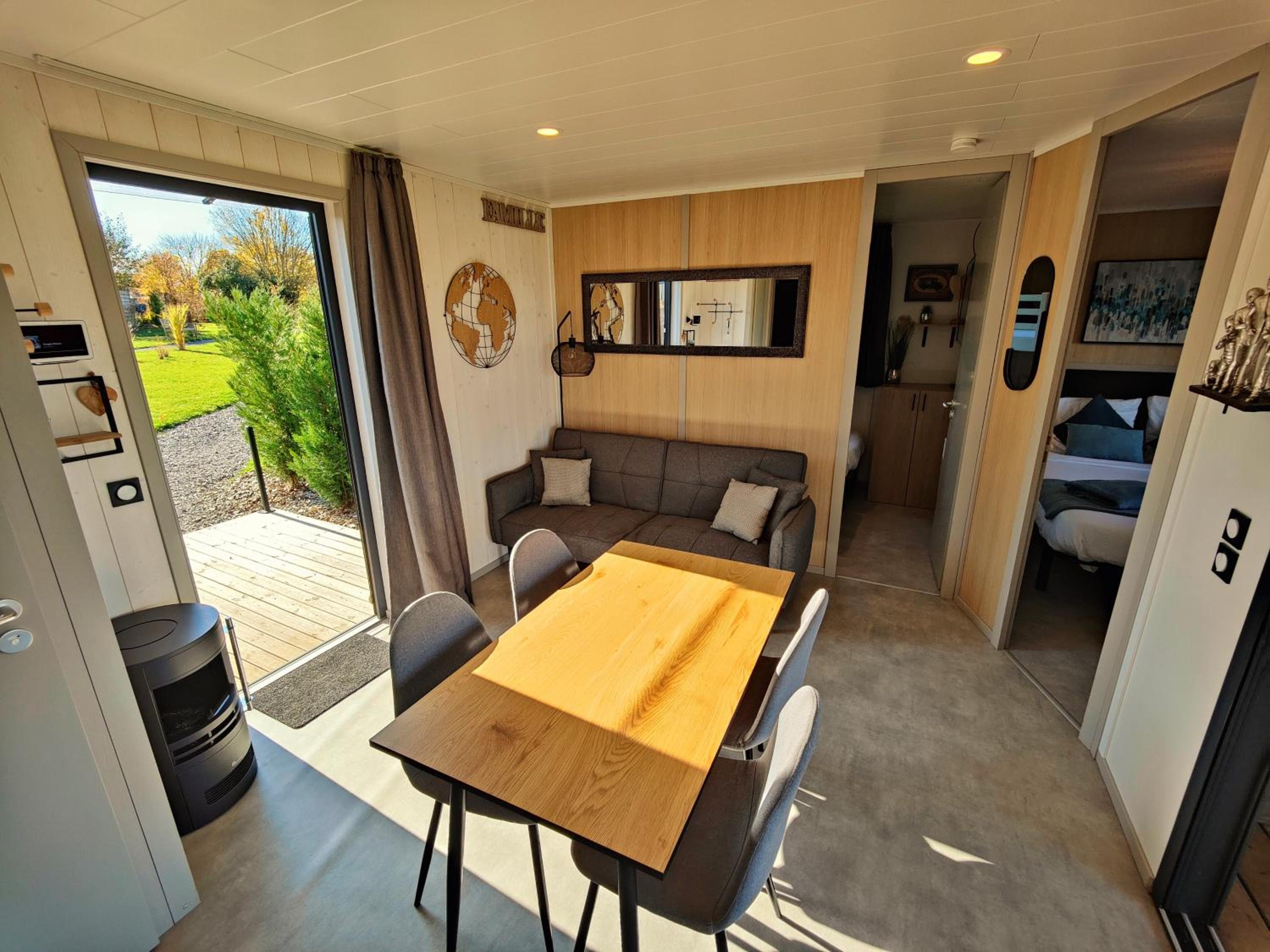 Two-Bedroom Cottage with Jacuzzi