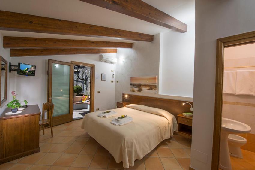 Double Room with Sea View - Photo 1