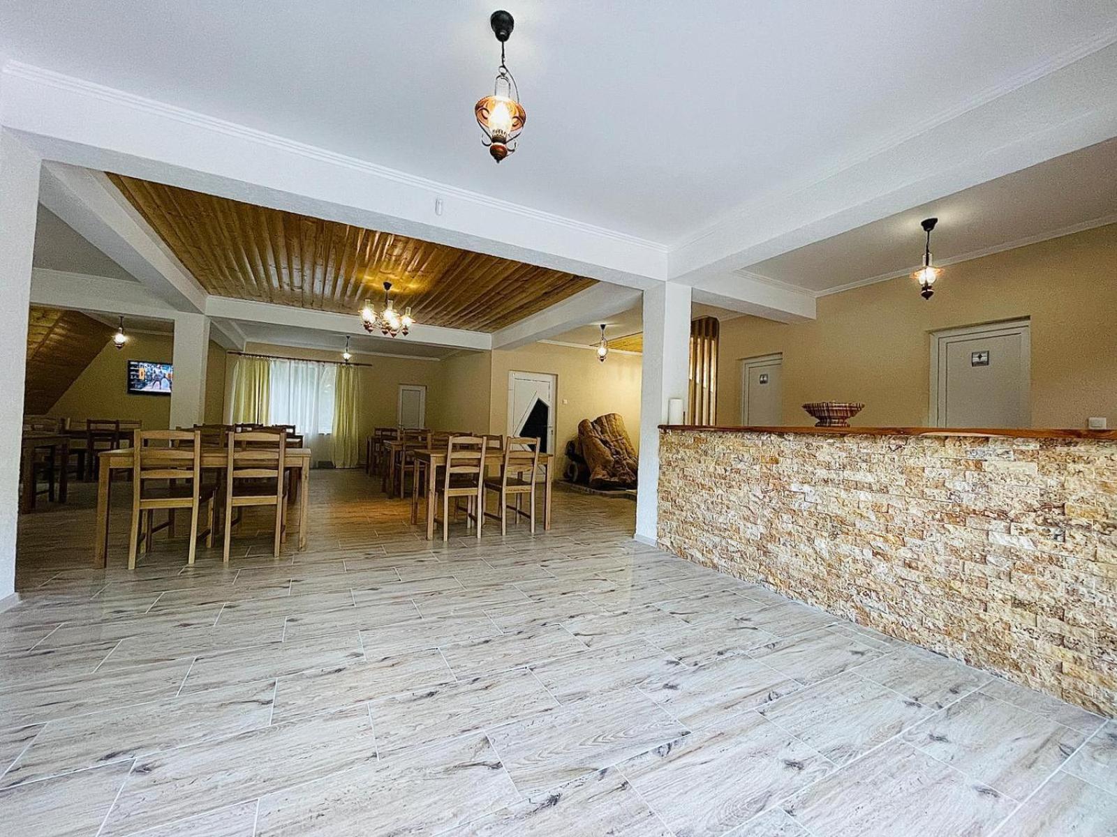 Six-Bedroom House photo 3